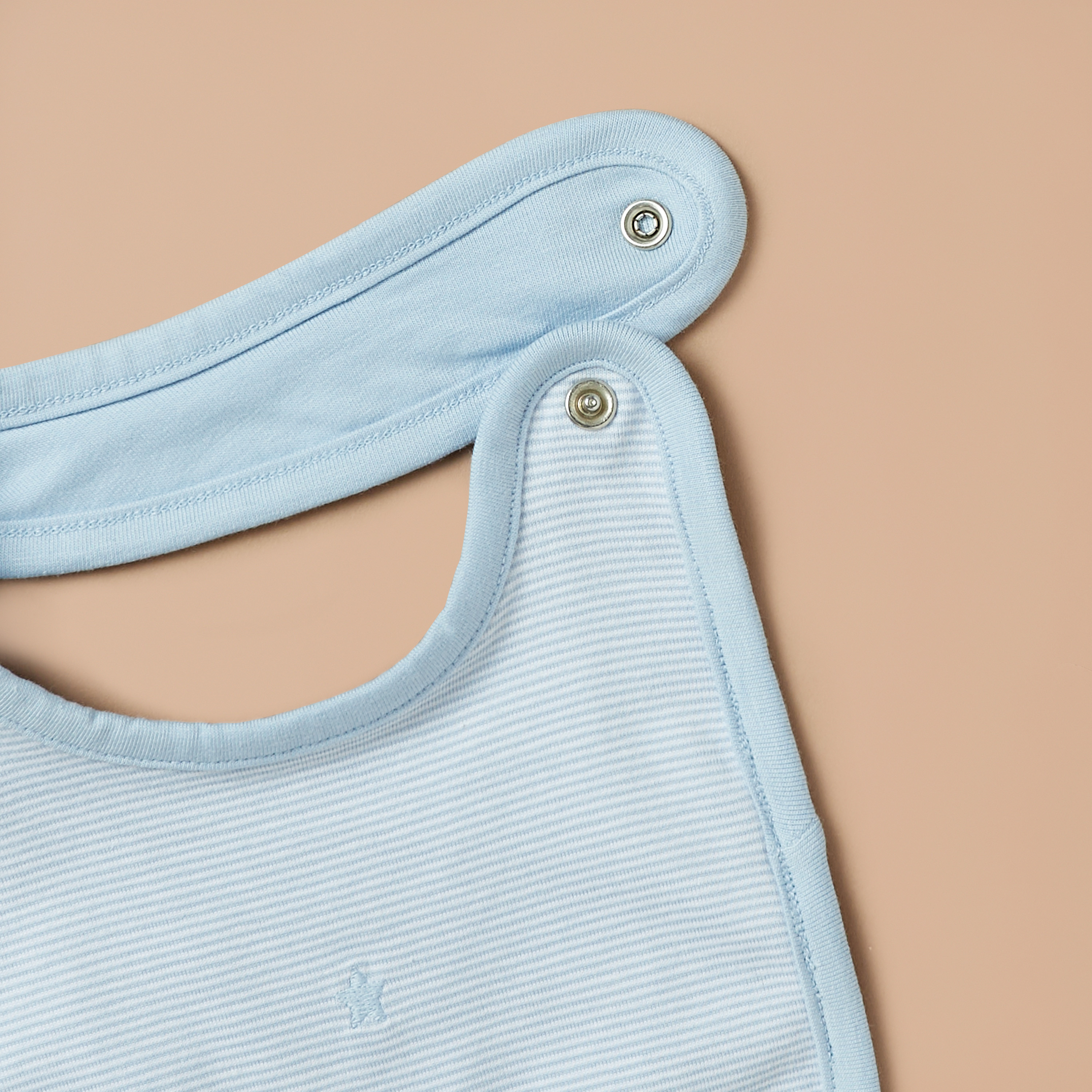 مريلة مقلمة بزر إغلاق من جونيورز-baby-feeding-bibs-image-3