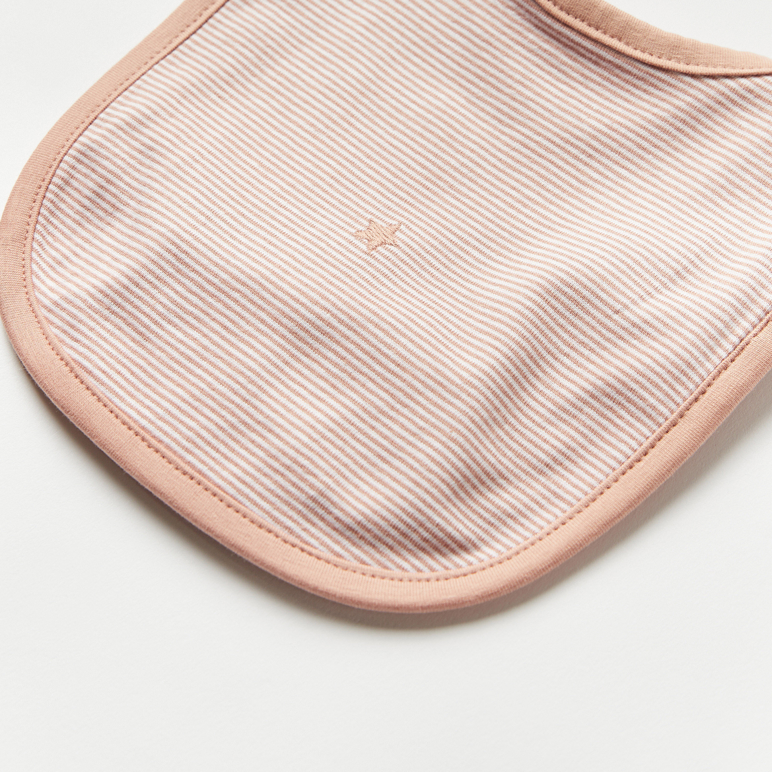 مريلة مخططة بزر إغلاق كباس من جونيورز-baby-feeding-bibs-image-2
