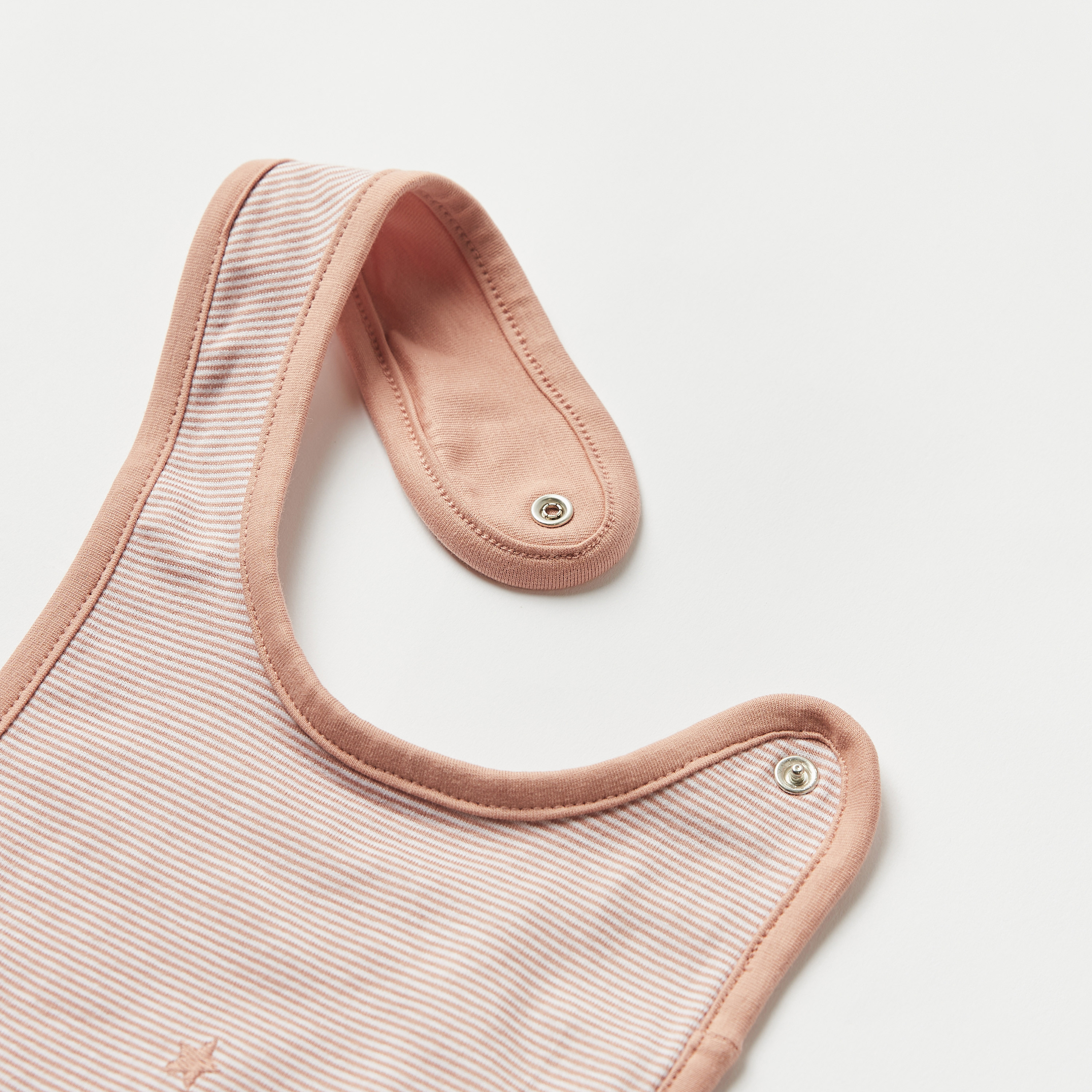 مريلة مخططة بزر إغلاق كباس من جونيورز-baby-feeding-bibs-image-3