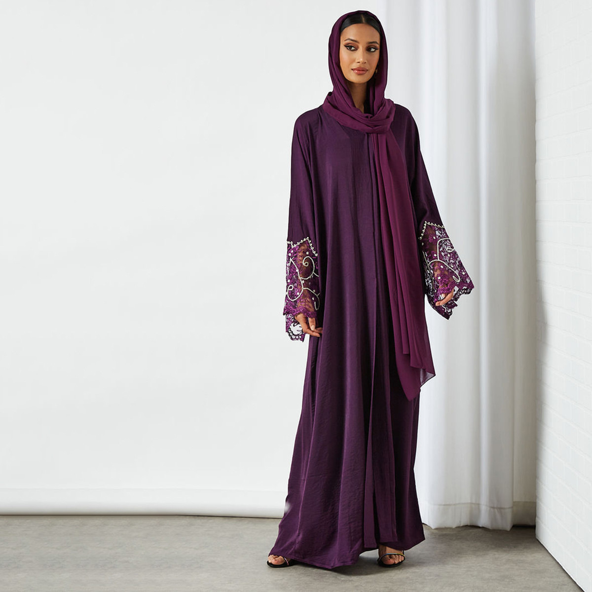 عباية مطرّزة مفتوحة من الأمام بحجاب وحزام رباط من نُخبة-women-arabicclothing-abayas-image-1