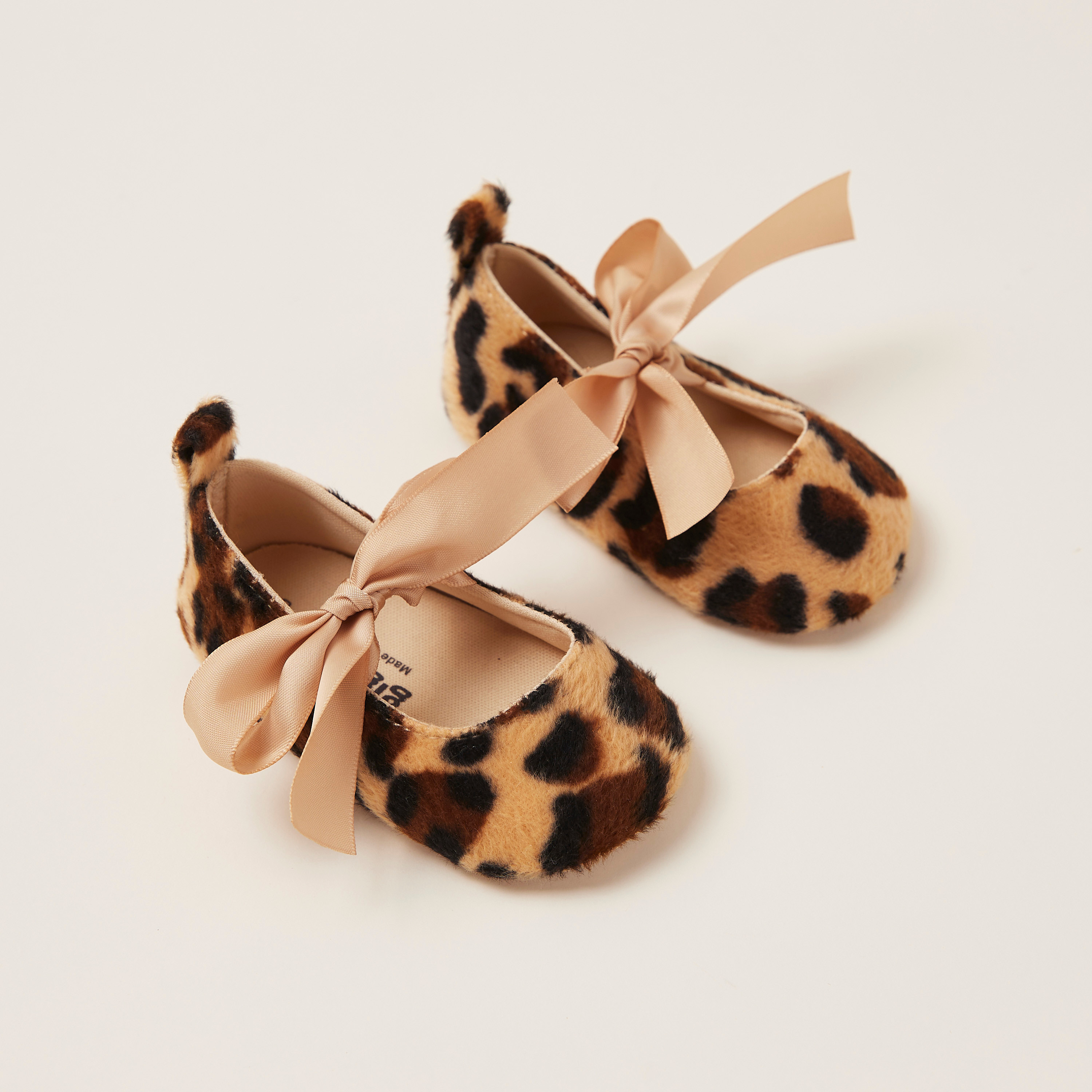 حذاء أطفال بتفاصيل فيونكة وطبعات نمر من جيجلز-baby-girls-shoes-booties-image-2