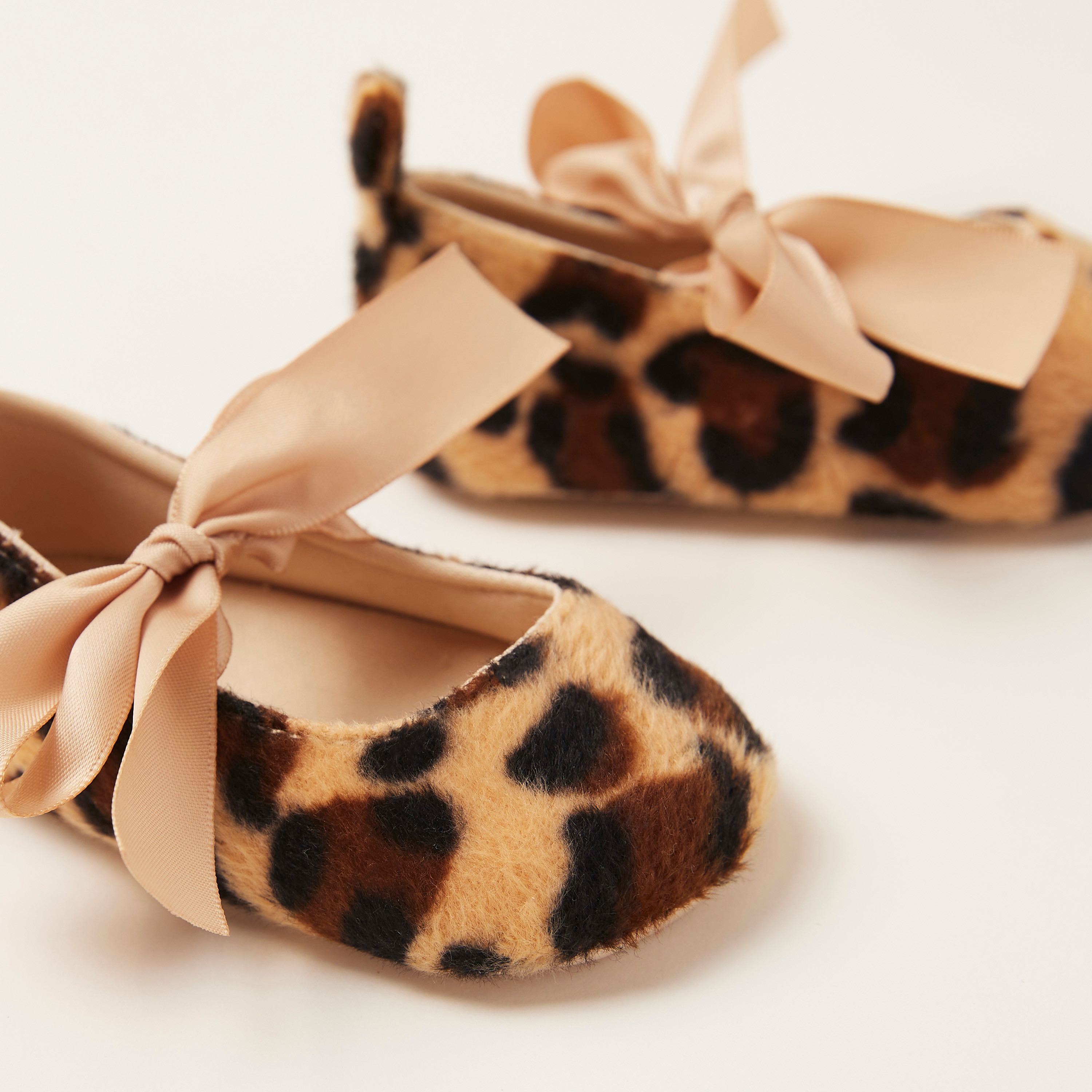 حذاء أطفال بتفاصيل فيونكة وطبعات نمر من جيجلز-baby-girls-shoes-booties-image-3