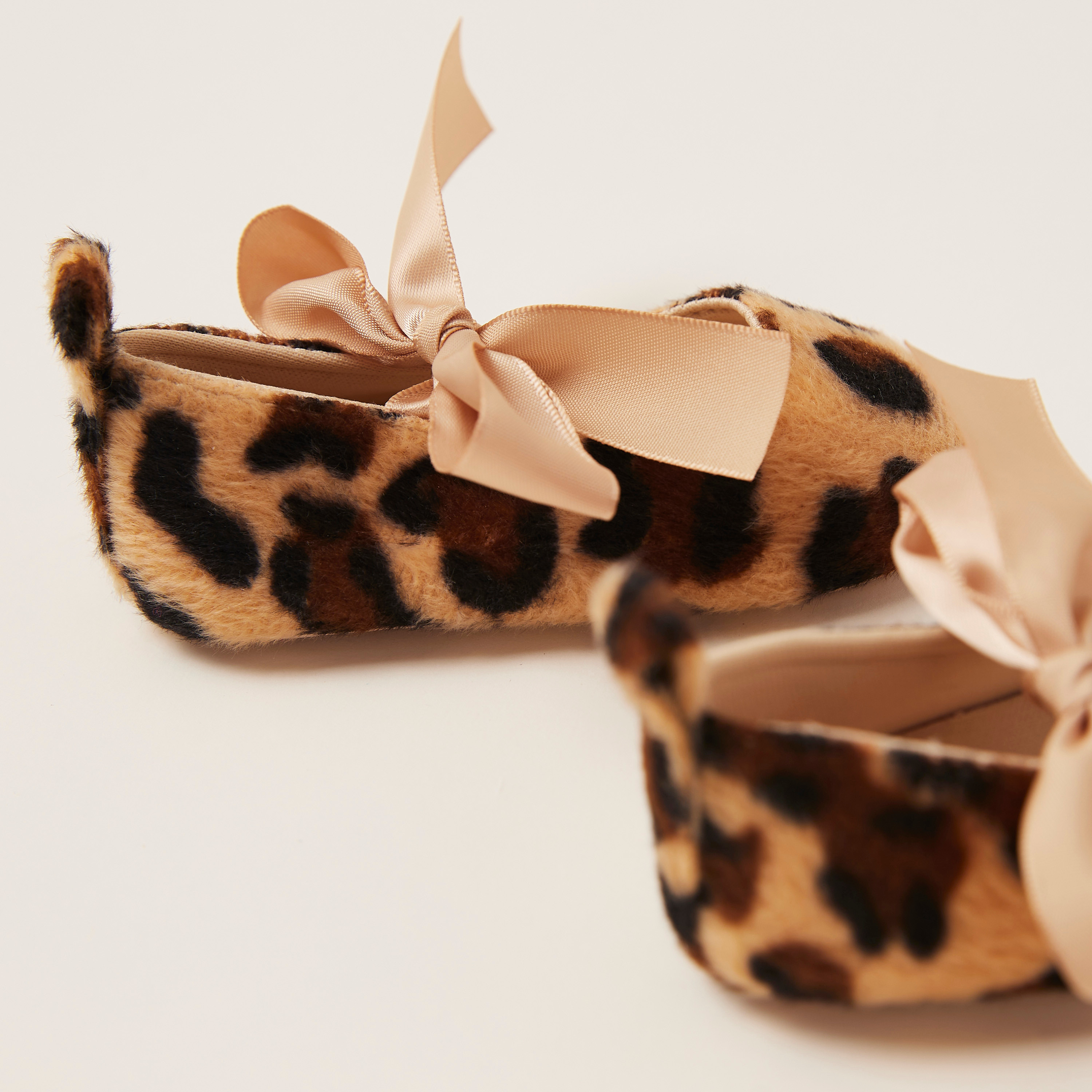 حذاء أطفال بتفاصيل فيونكة وطبعات نمر من جيجلز-baby-girls-shoes-booties-image-4