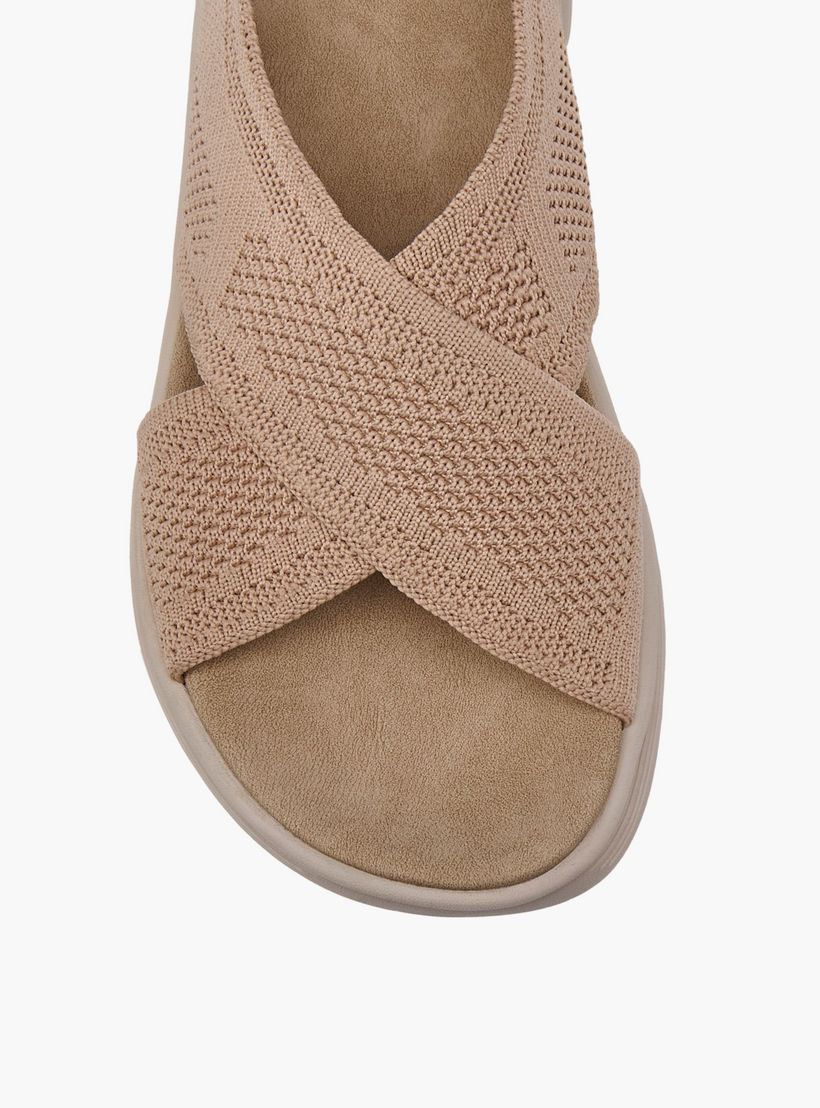 صندل بارز الملمس بأحزمة متقاطعة وإبزيم إغلاق من فلورا بيلا-women-shoes-flats-sandals-image-4