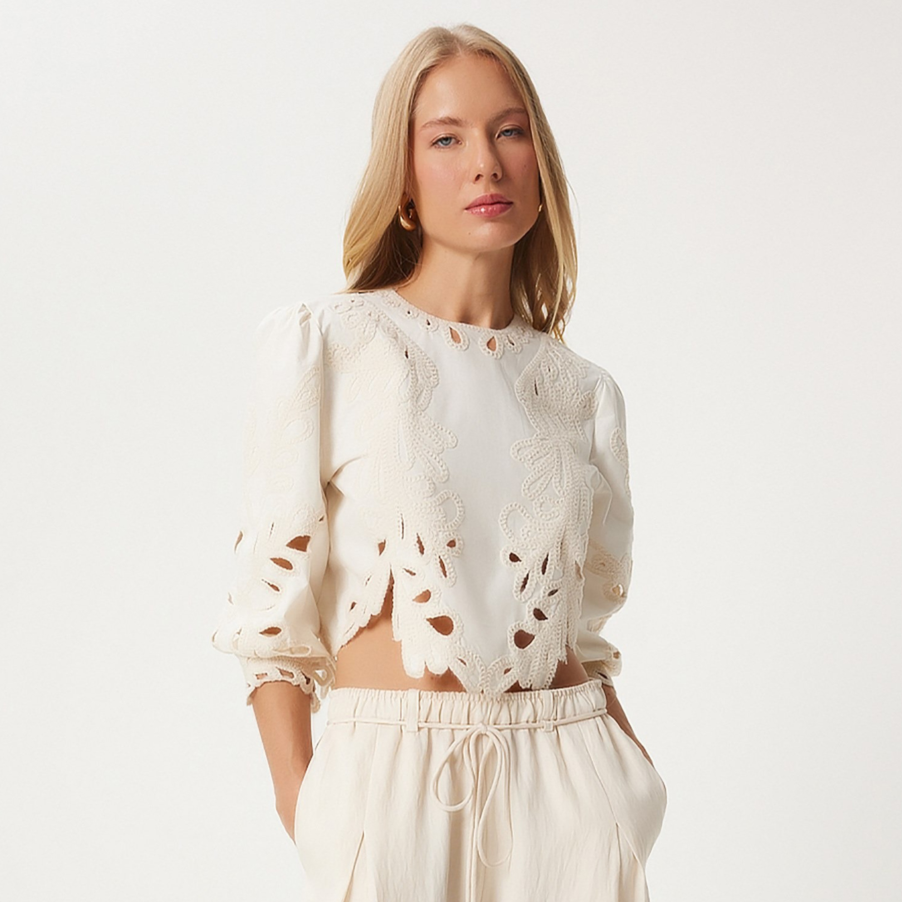 بلوزة نسائية بيضاء مطرز من دانتيل إسطنبول السعادة-women-clothing-shirtsandblouses-blouses-image-1