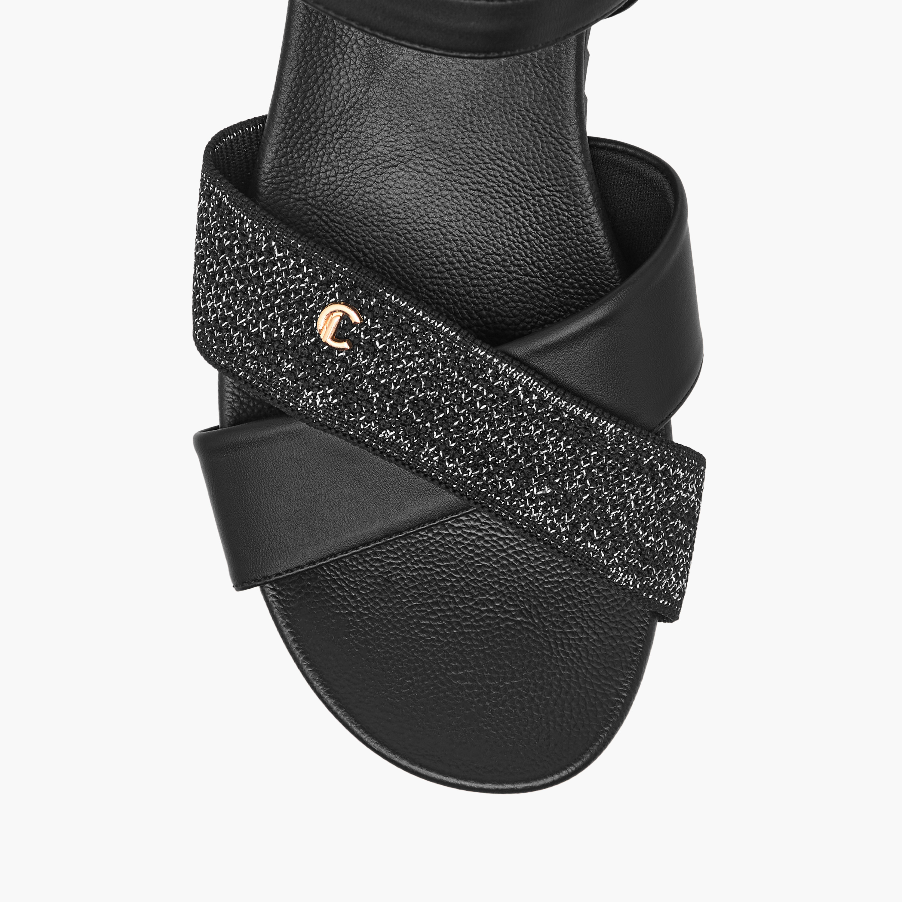 صندل مريح بارز الملمس بأحزمة متقاطعة وإبزيم إغلاق من لو كونفورت-women-shoes-flats-sandals-image-3