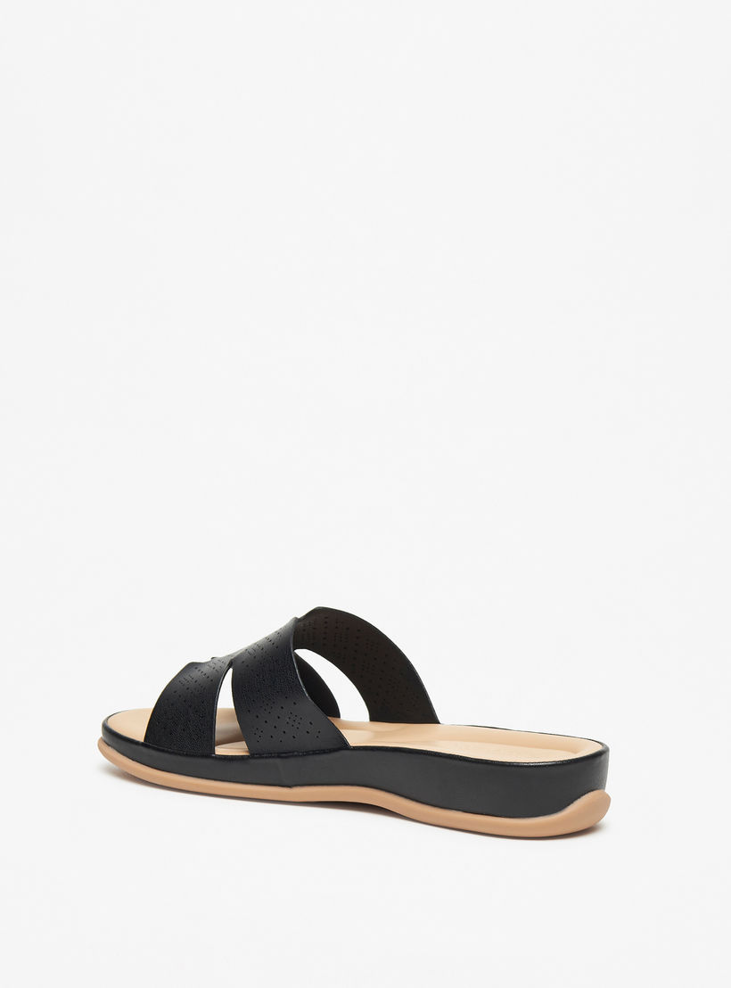 صندل مريح سهل الارتداء بتفاصيل مفرغة بالليزر من لو كونفورت-women-shoes-flats-sandals-image-2