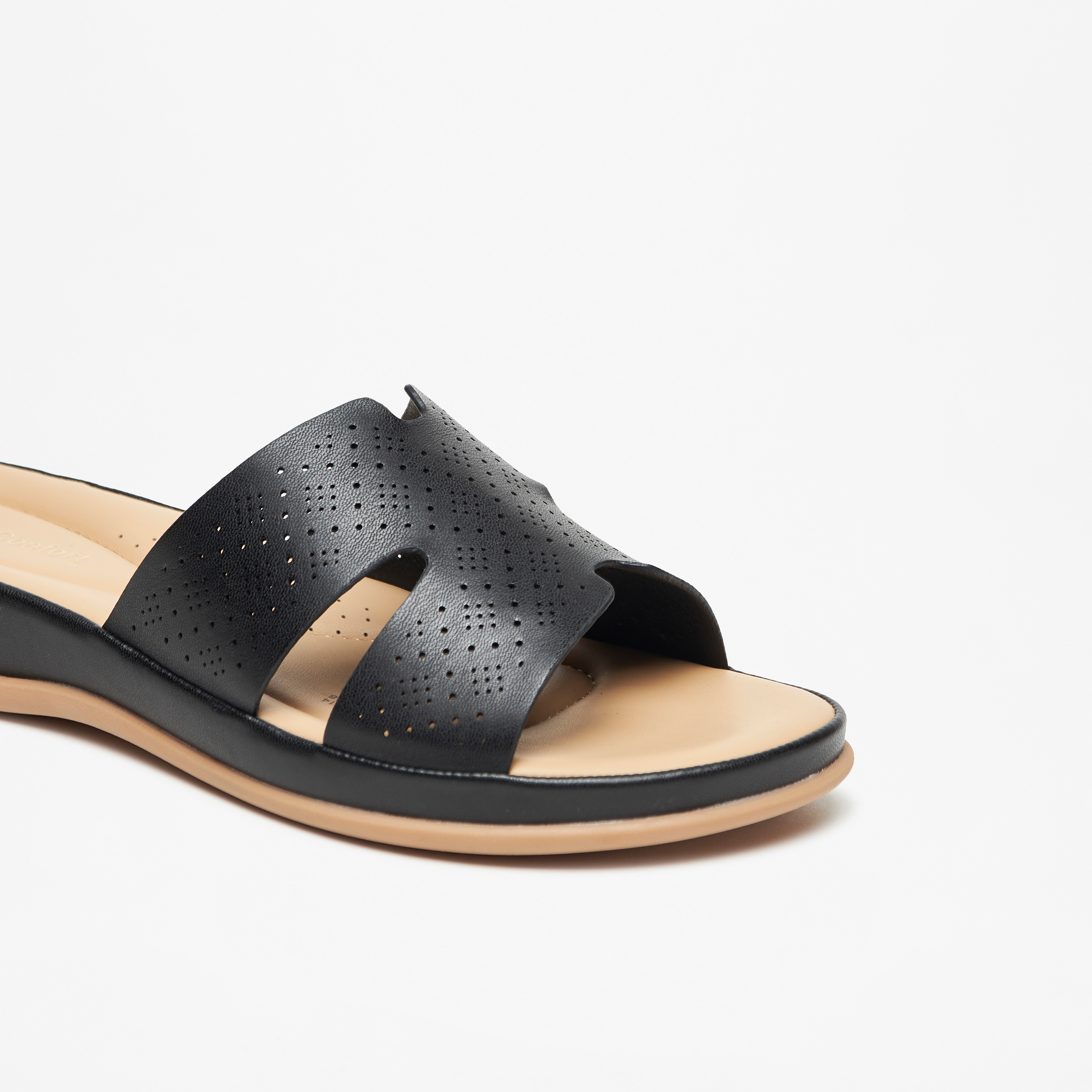 صندل مريح سهل الارتداء بتفاصيل مفرغة بالليزر من لو كونفورت-women-shoes-flats-sandals-image-4
