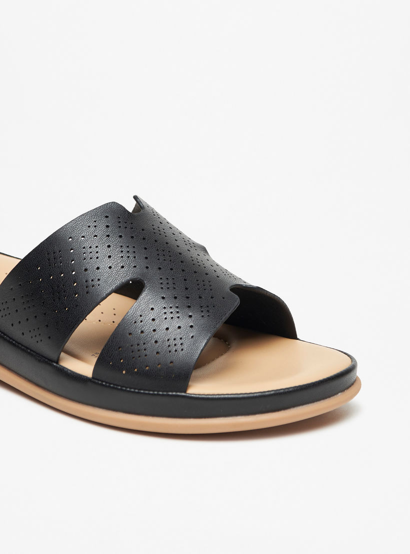 صندل مريح سهل الارتداء بتفاصيل مفرغة بالليزر من لو كونفورت-women-shoes-flats-sandals-image-4