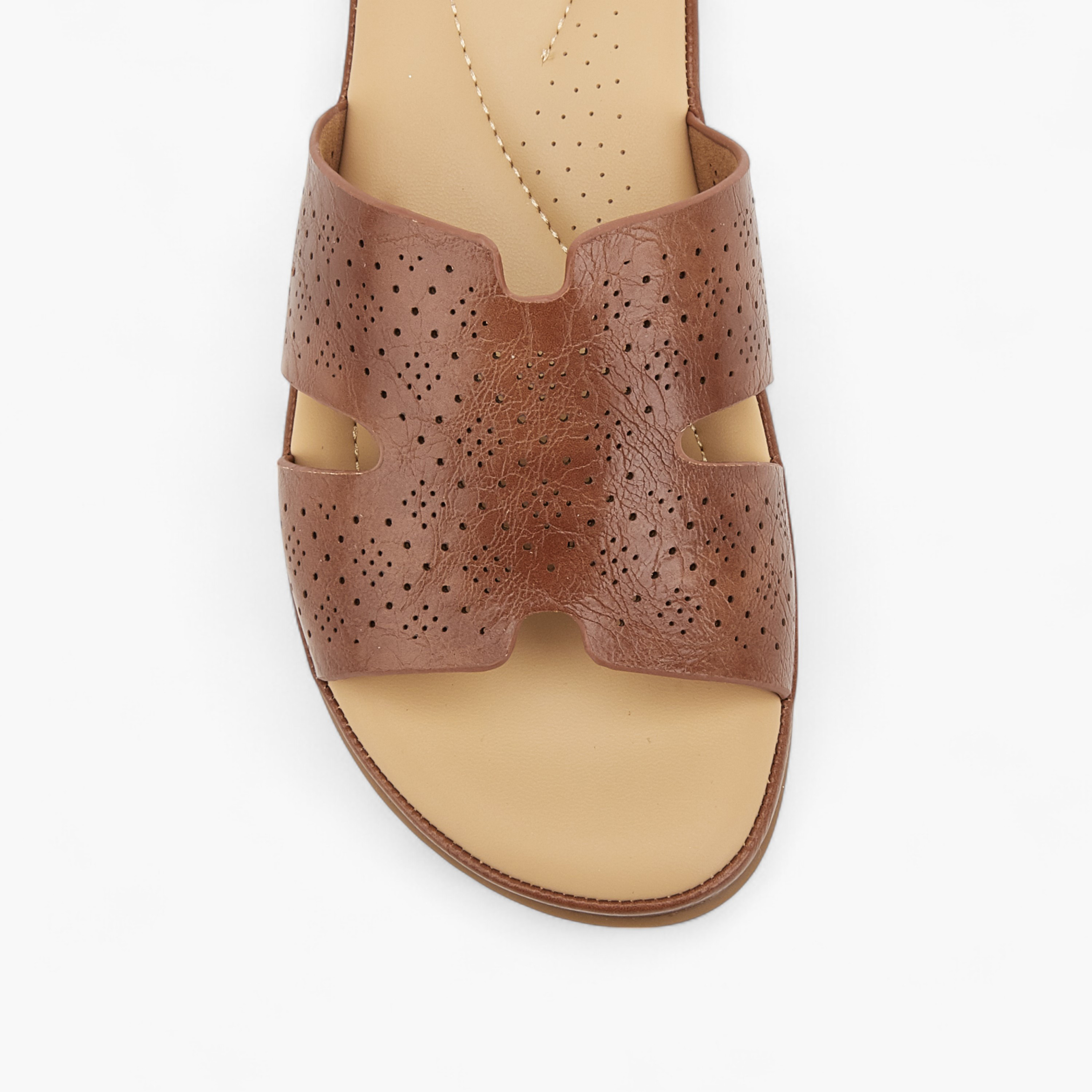 صندل مريح سهل الارتداء بتفاصيل مفرغة بالليزر من لو كونفورت-women-shoes-flats-sandals-image-5