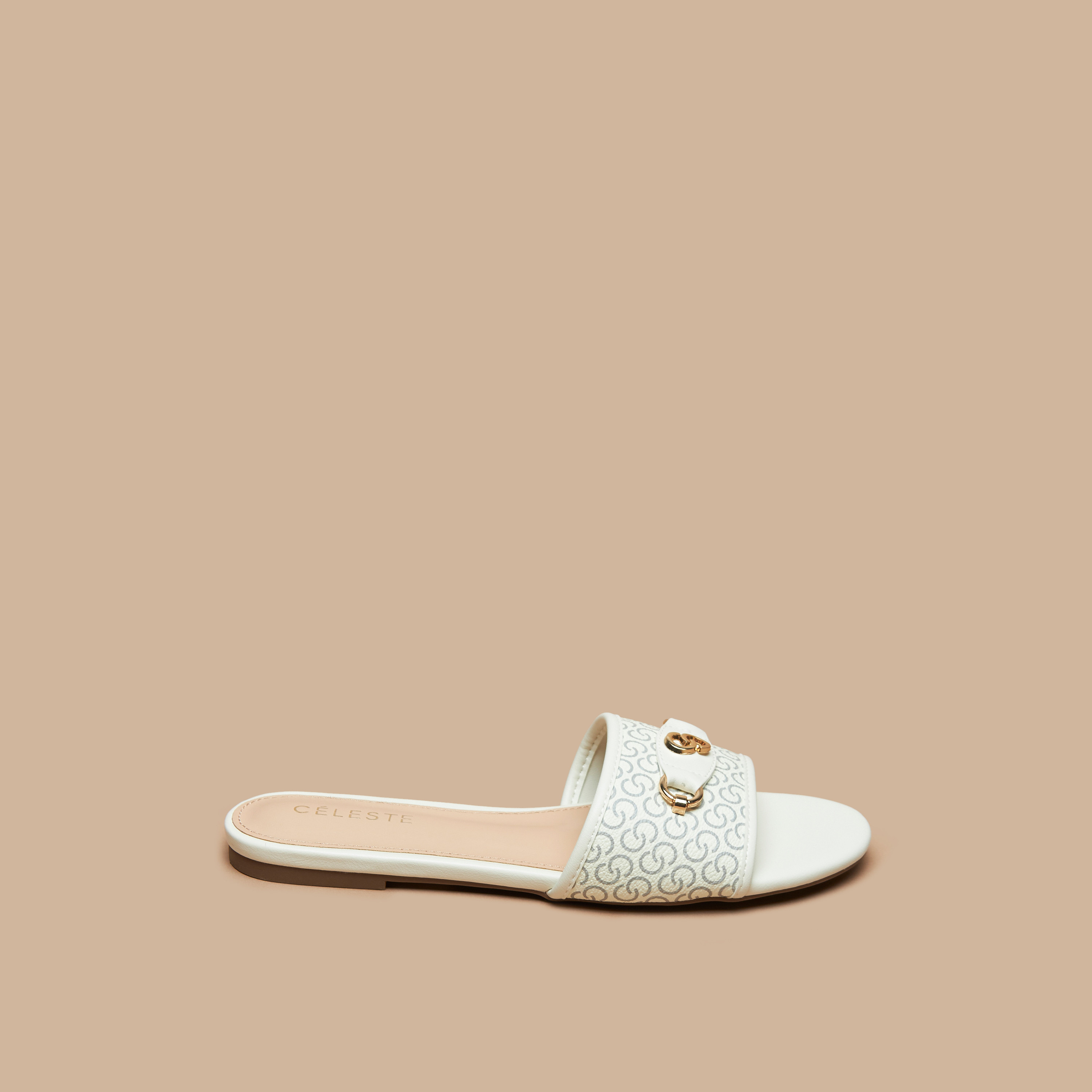 صندل مسطّح سهل الارتداء بطبعات مونوجرام للنساء من سيليست-women-shoes-flats-sandals-image-3