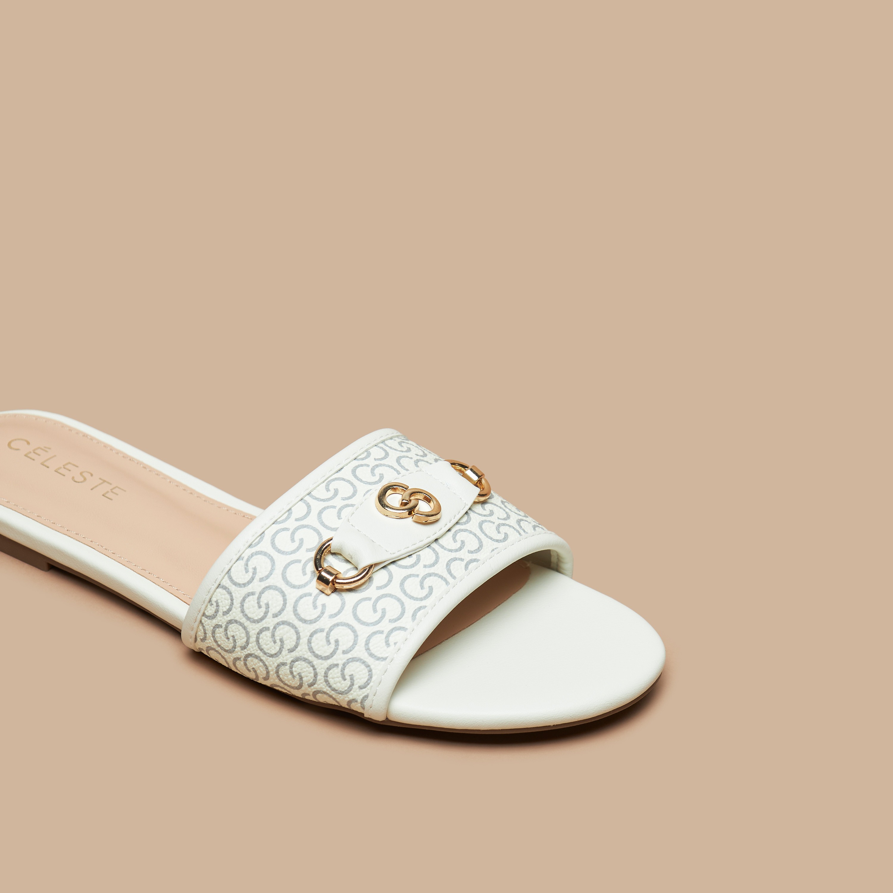 صندل مسطّح سهل الارتداء بطبعات مونوجرام للنساء من سيليست-women-shoes-flats-sandals-image-5