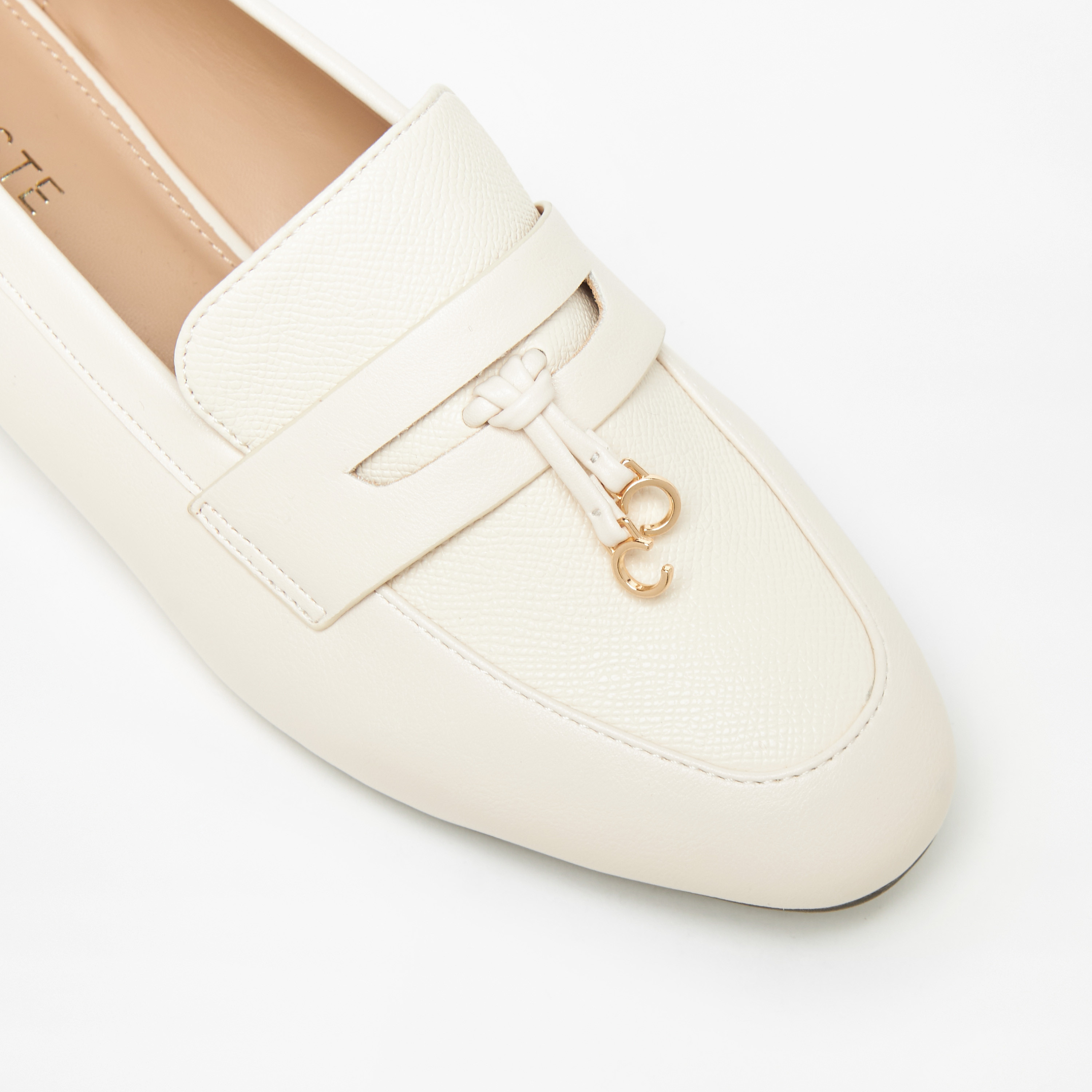 حذاء سهل الارتداء بارز الملمس بتفاصيل شعار للنساء من سيليست-women-shoes-flats-loafers-image-5