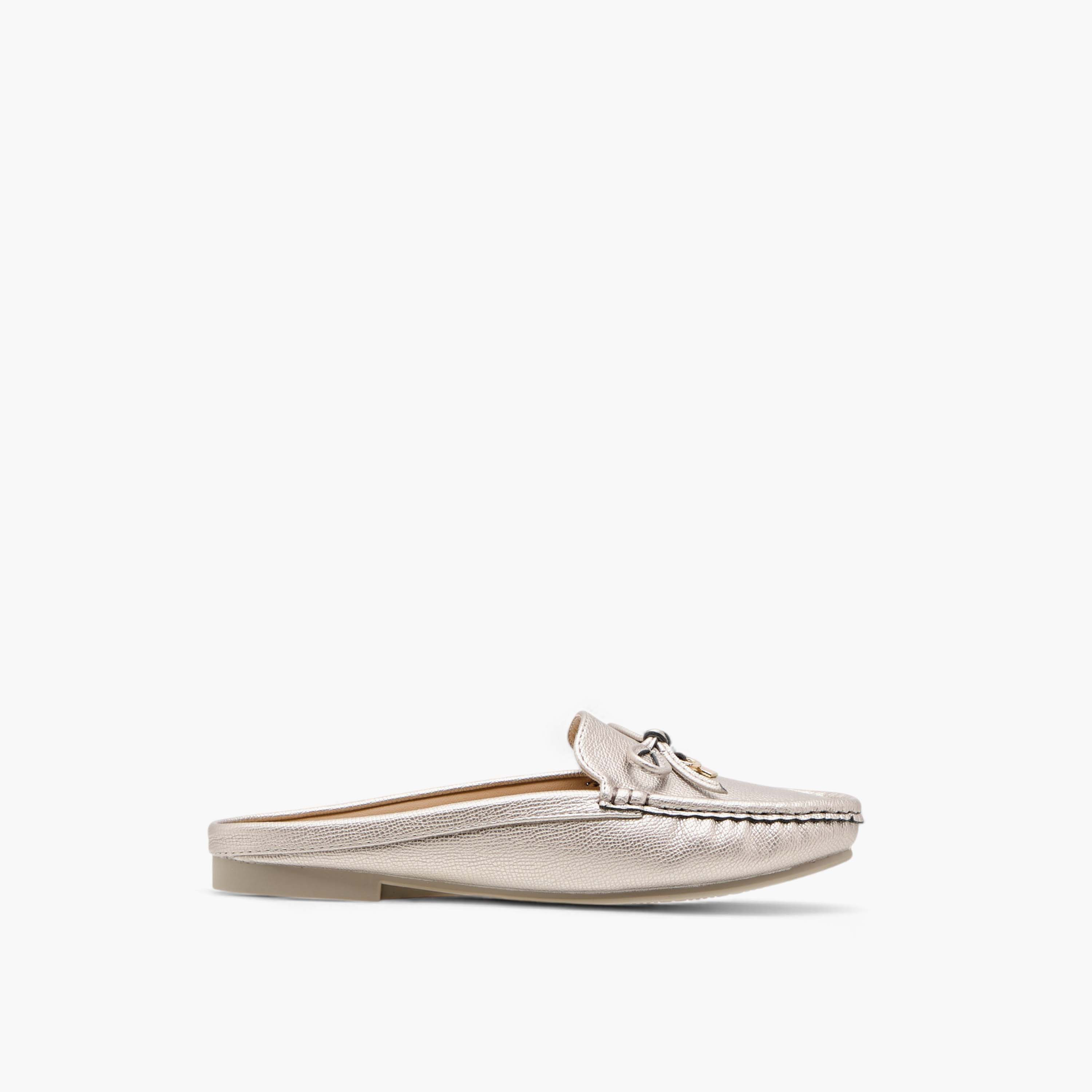 حذاء ميول سهل الارتداء بتفاصيل فيونكة من لو كونفورت-women-shoes-flats-mules-image-4