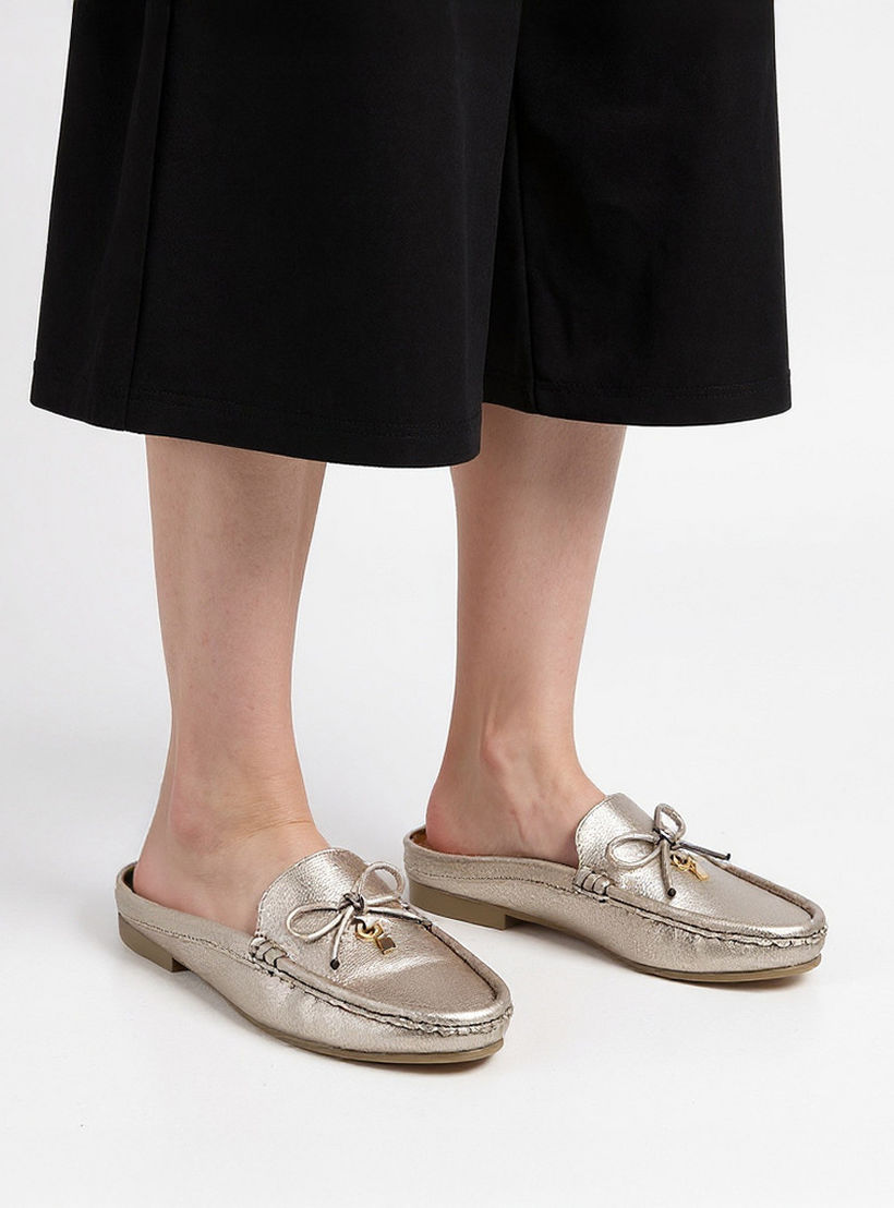 حذاء ميول سهل الارتداء بتفاصيل فيونكة من لو كونفورت-women-shoes-flats-mules-image-2