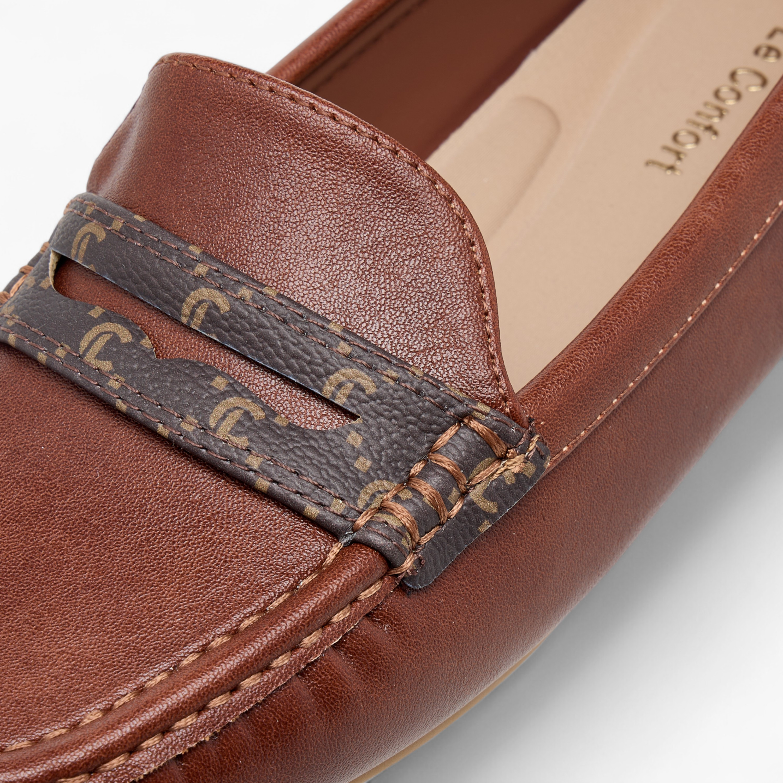حذاء موكاسين سهل الارتداء بطبعات مونجرام من لو كونفورت-women-shoes-loafersandmoccasins-image-4