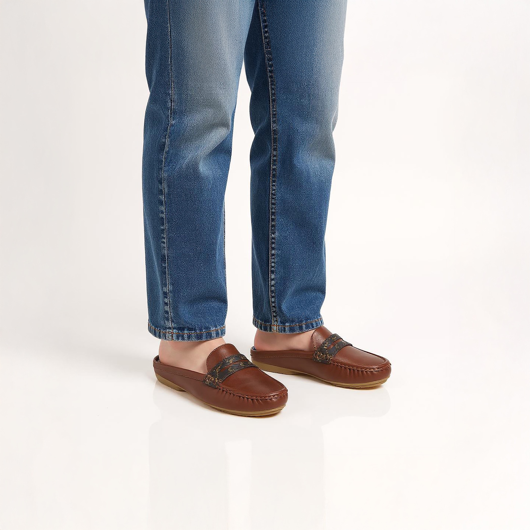 حذاء ميول سهل الارتداء بطبعات مونوجرام من لو كونفورت-women-shoes-flats-mules-image-2
