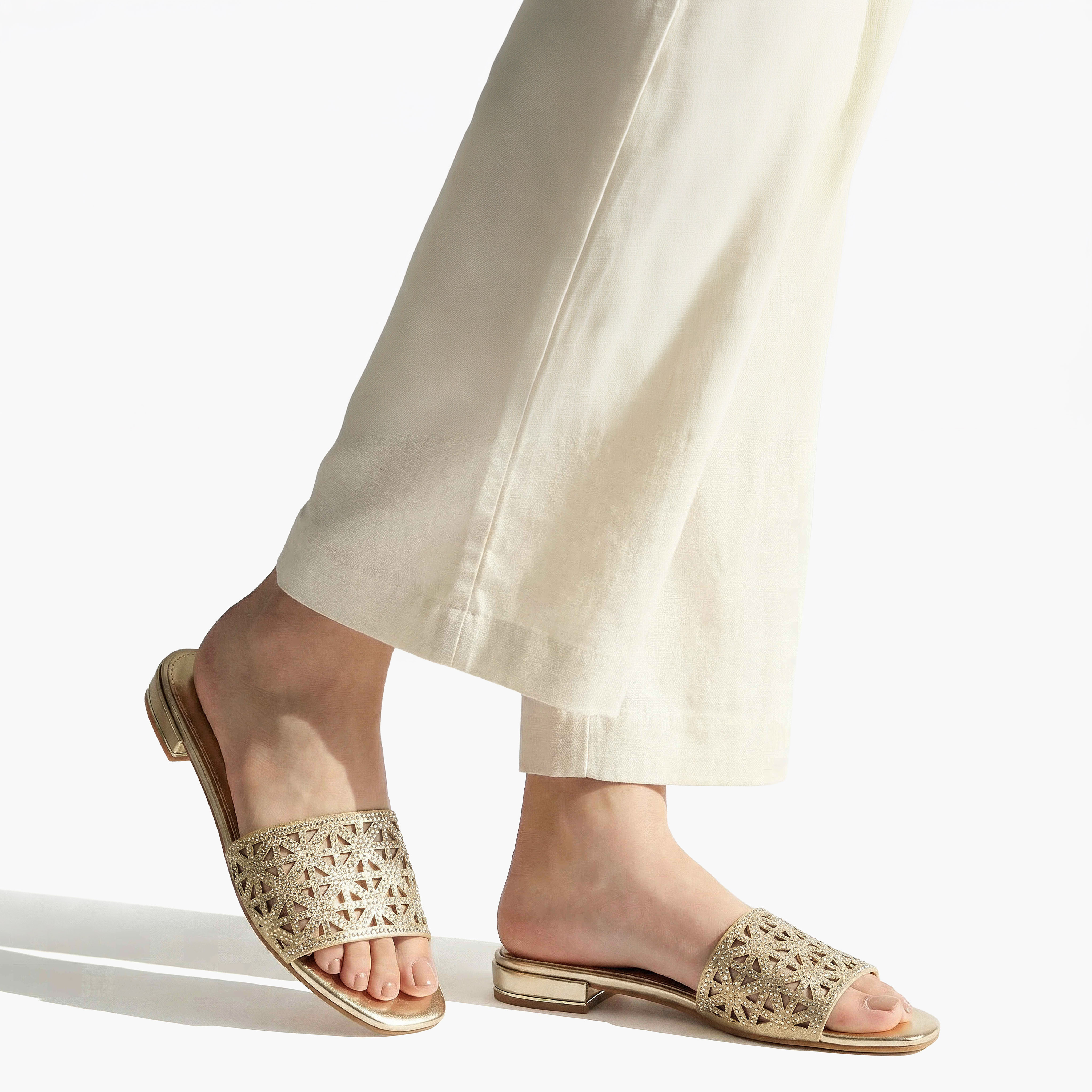 صندل سلايد بتفاصيل مفرغة للنساء من فلورا بيلا-women-shoes-flats-sandals-image-2
