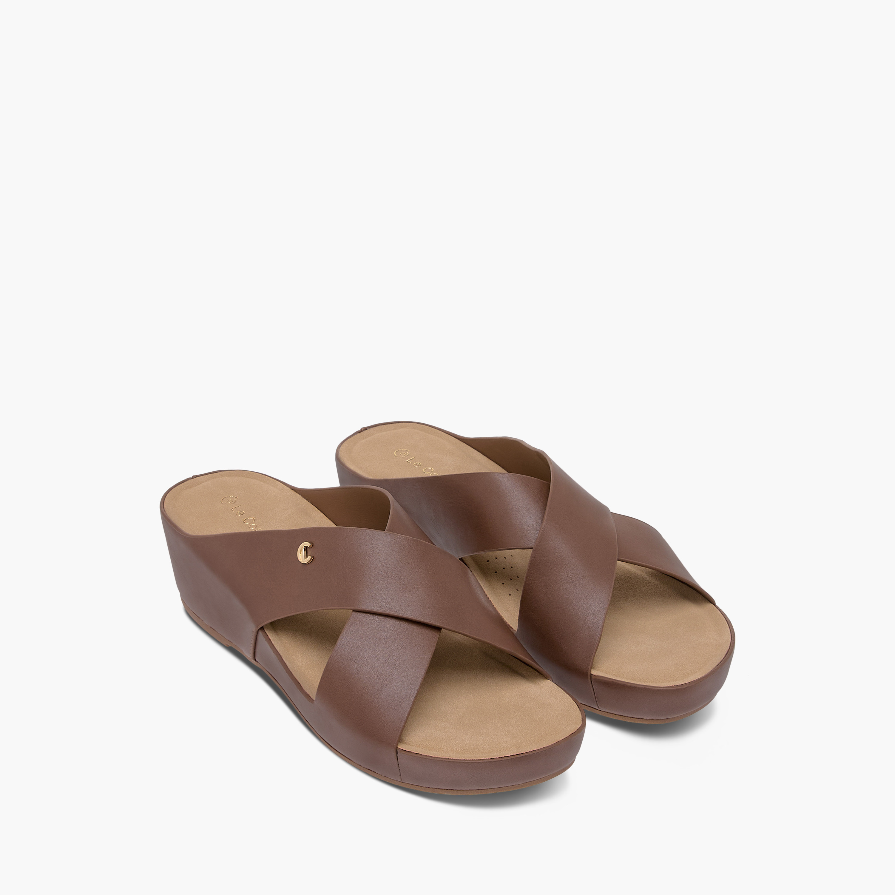 صندل مريح سادة بحزام متقاطع وكعب ويدج من لو كونفورت-women-shoes-sandals-heeled-image-1