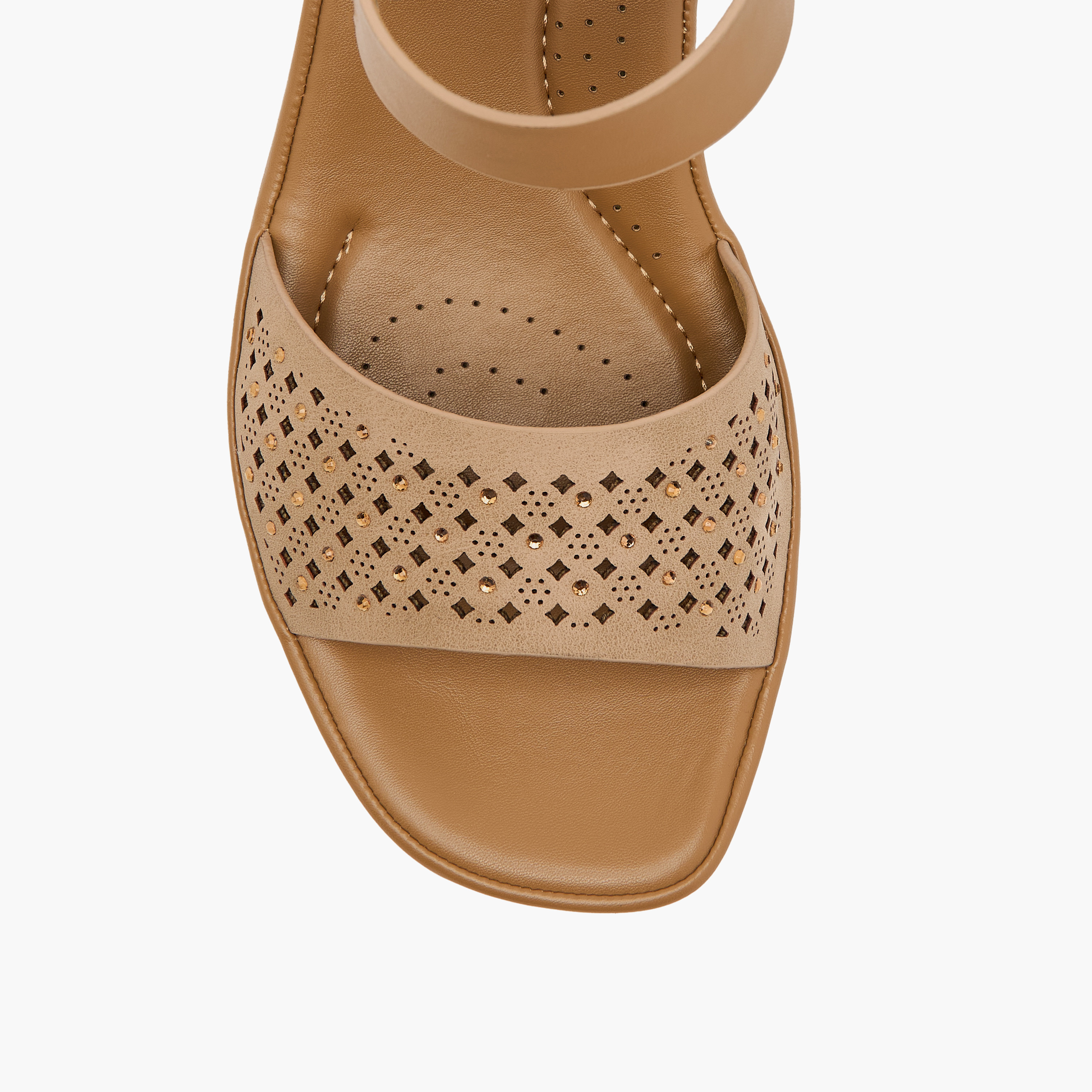 صندل مريح مفرّغ بالليزر بحزام وكعب سميك من لو كونفورت-women-shoes-sandals-heeled-image-4