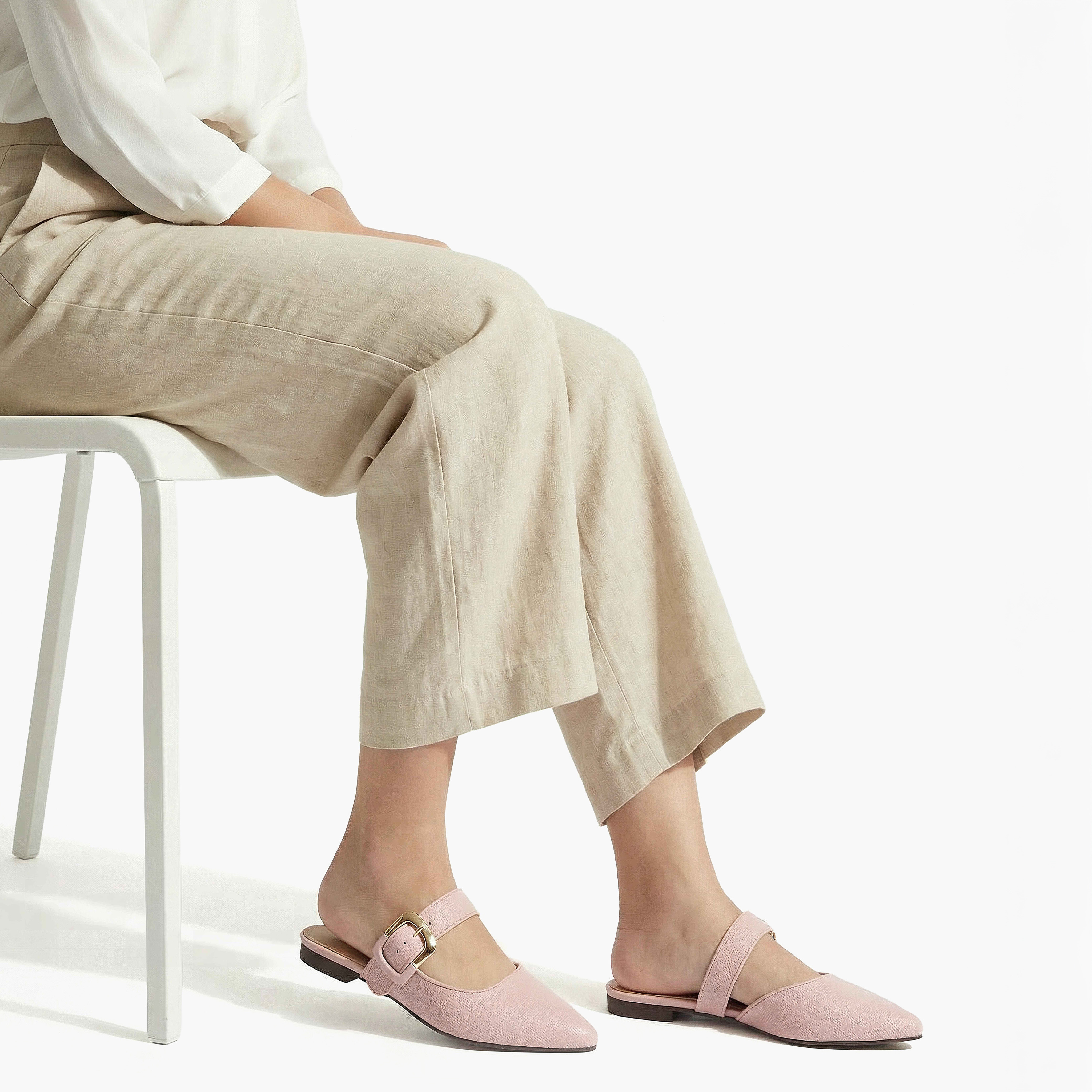 حذاء بزهور بارزة الملمس ومقدمة مدببة للنساء من فلورا بيلا-women-shoes-flats-sandals-image-2