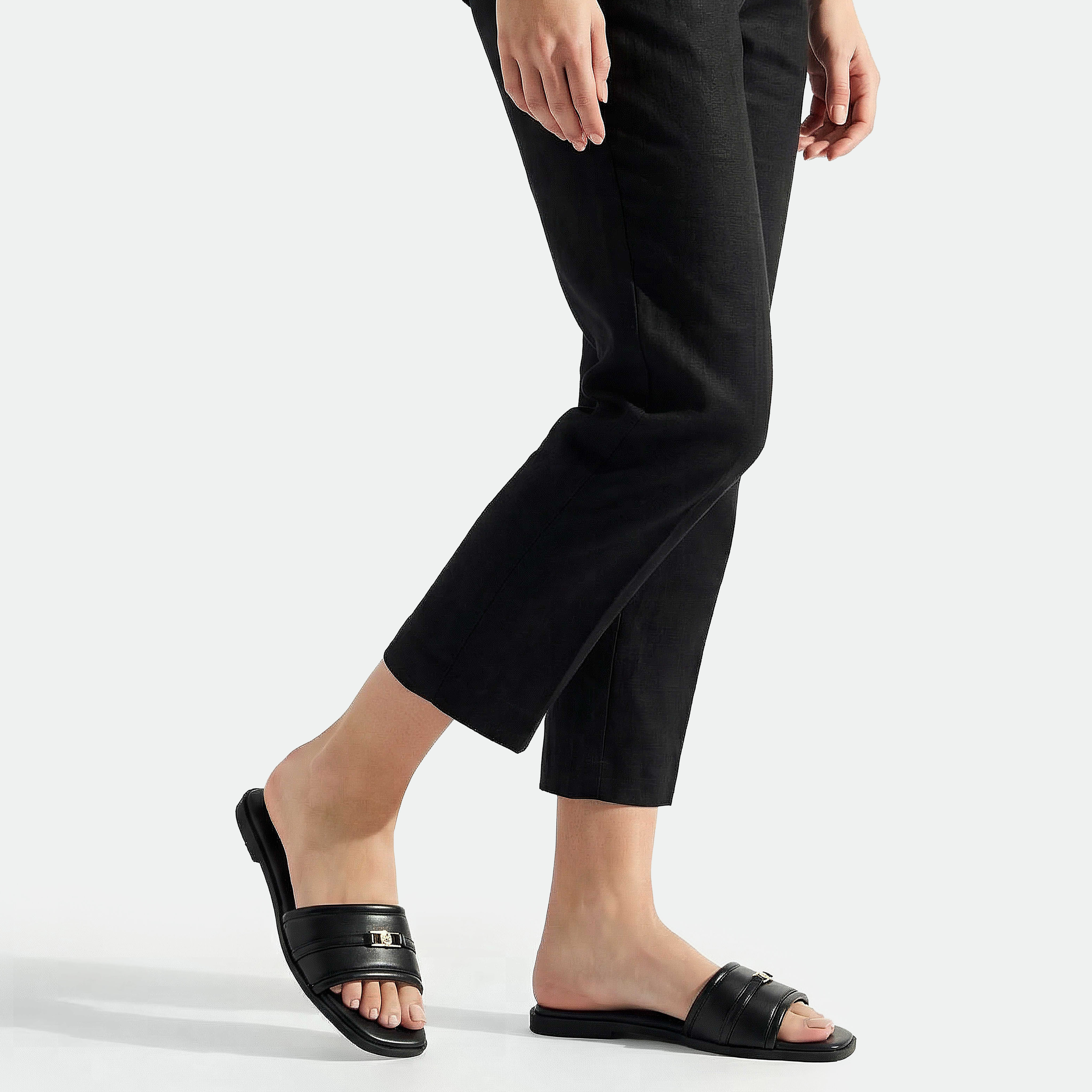 صندل مسطح بزينة معدنية للنساء من سيليست-women-shoes-flats-sandals-image-1
