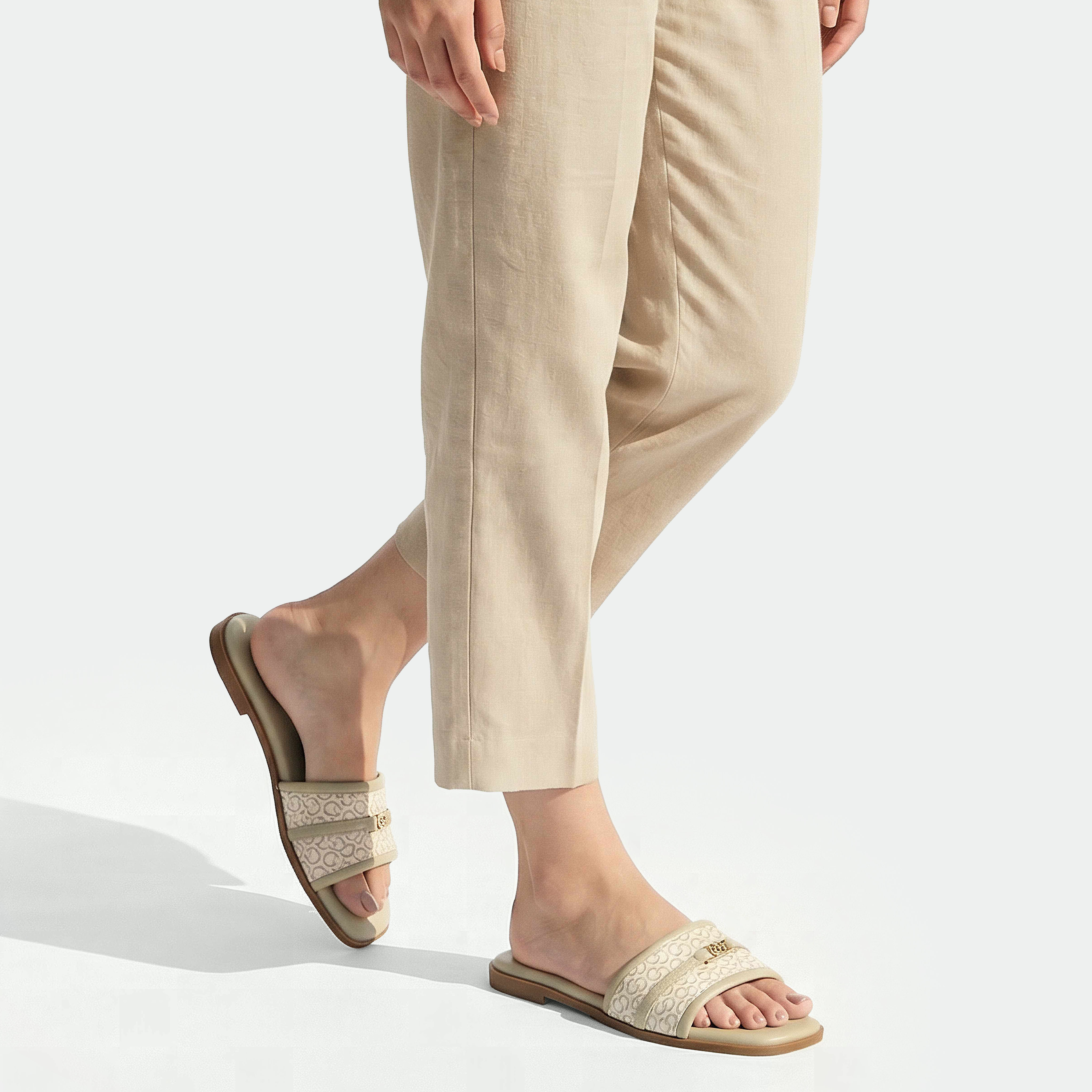 صندل مسطح بزينة مونوجرام للنساء من سيليست-women-shoes-flats-sandals-image-2