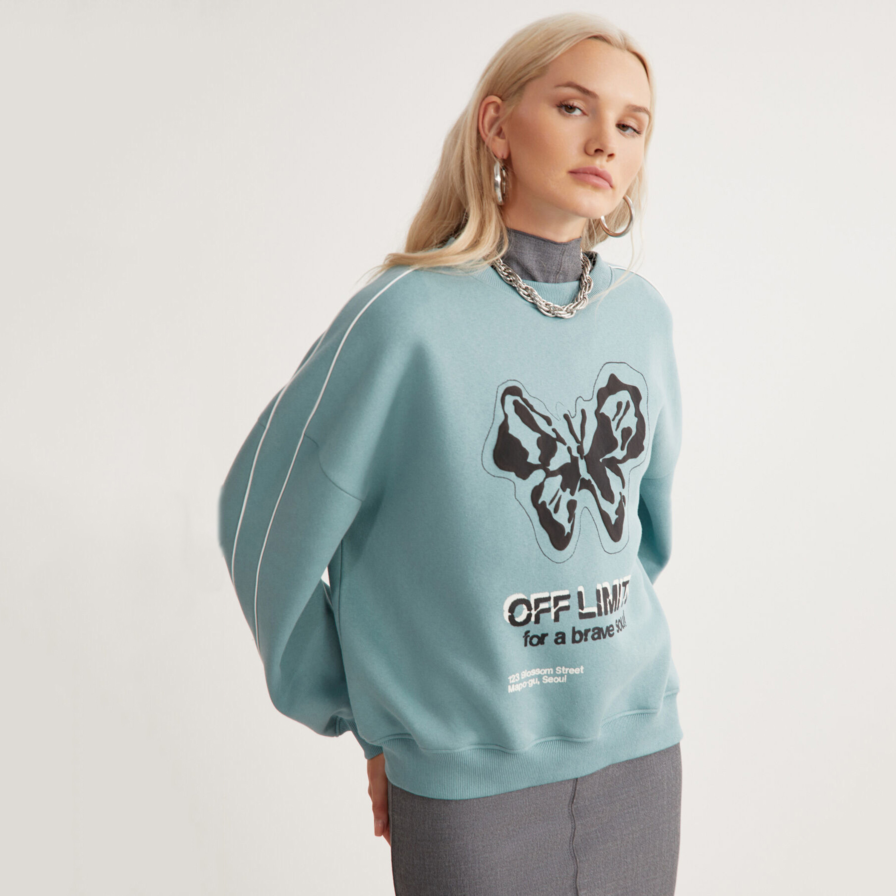 سويت شيرت نسائي بطبعة جرافيك وأكمام منسدلة بلون تيل من غريمالانجي-women-clothing-hoodiesandsweatshirts-sweatshirts-image-1