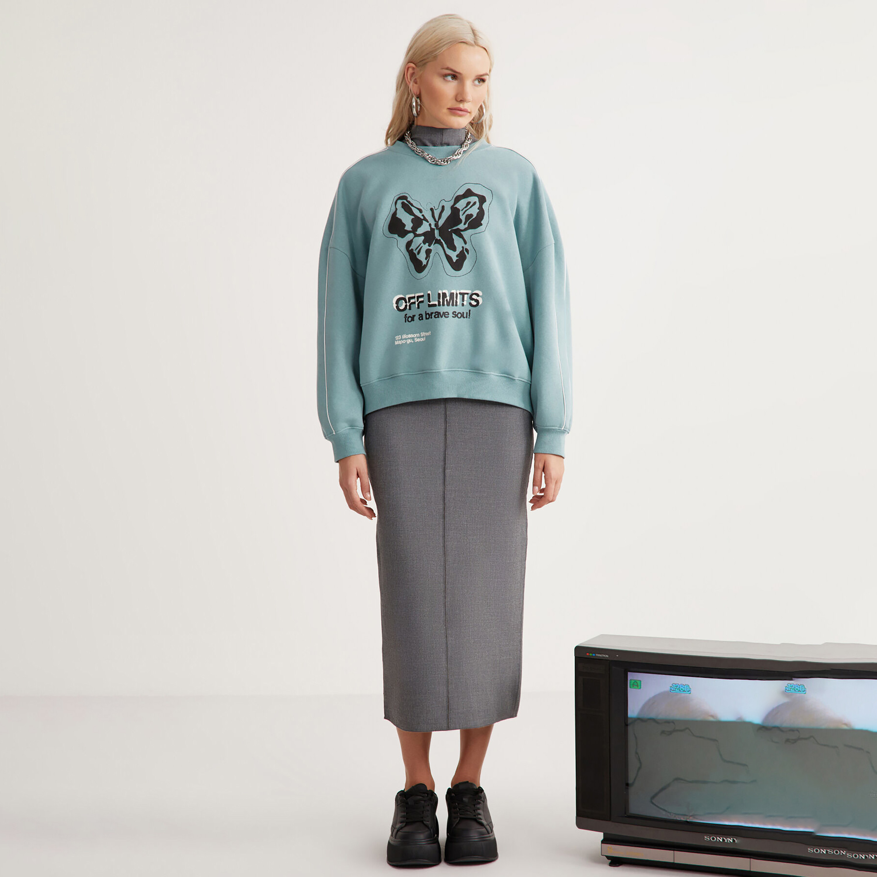 سويت شيرت نسائي بطبعة جرافيك وأكمام منسدلة بلون تيل من غريمالانجي-women-clothing-hoodiesandsweatshirts-sweatshirts-image-2