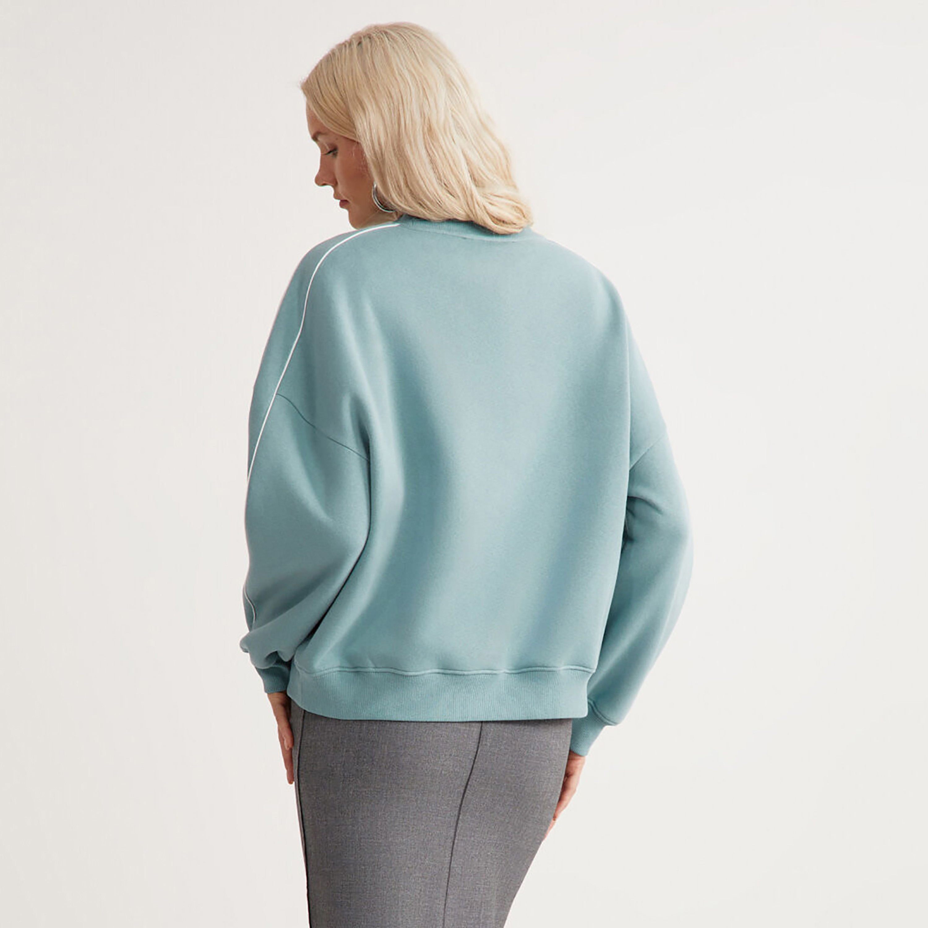 سويت شيرت نسائي بطبعة جرافيك وأكمام منسدلة بلون تيل من غريمالانجي-women-clothing-hoodiesandsweatshirts-sweatshirts-image-3