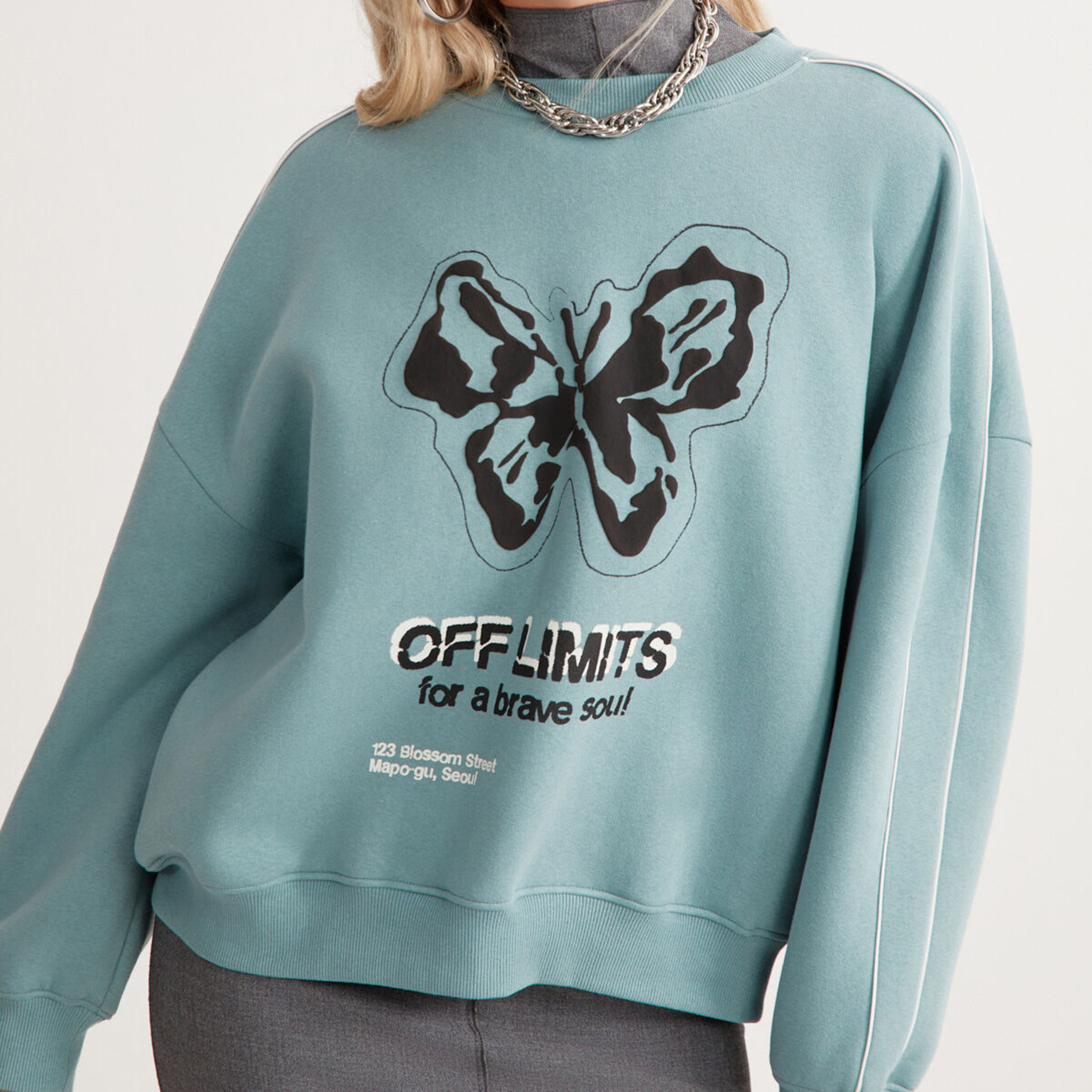 سويت شيرت نسائي بطبعة جرافيك وأكمام منسدلة بلون تيل من غريمالانجي-women-clothing-hoodiesandsweatshirts-sweatshirts-image-4