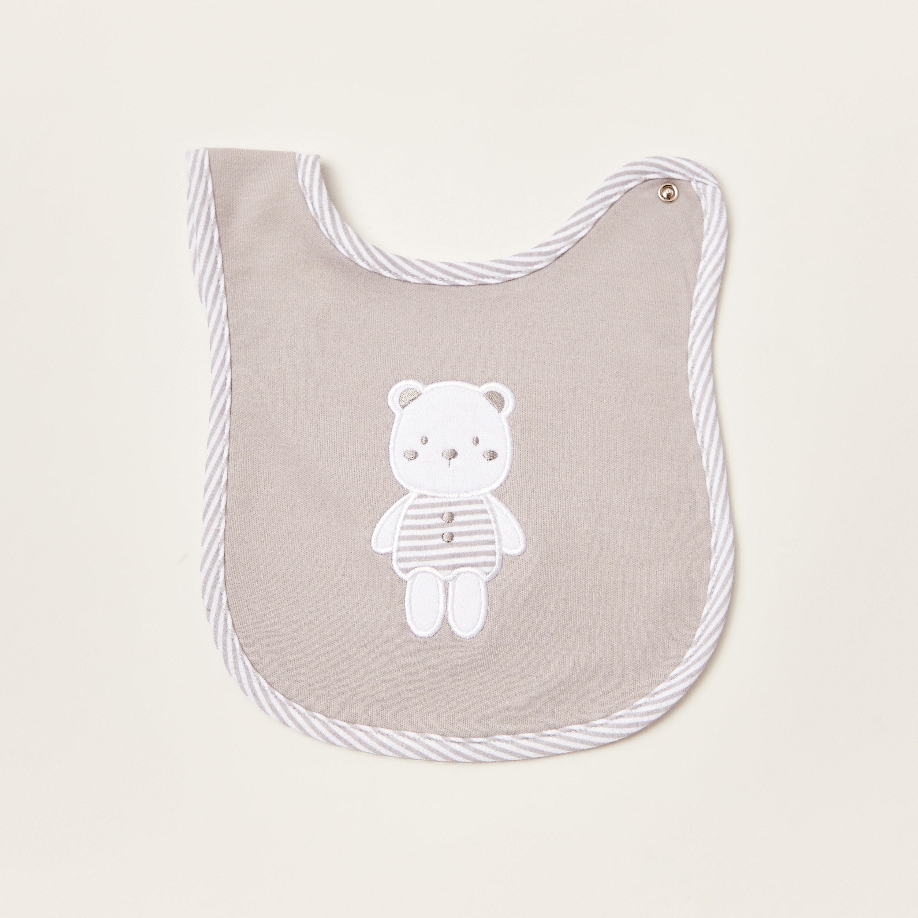 مريلة بزر إغلاق كبّاس وتطريز دب من جونيورز-baby-feeding-bibs-image-1