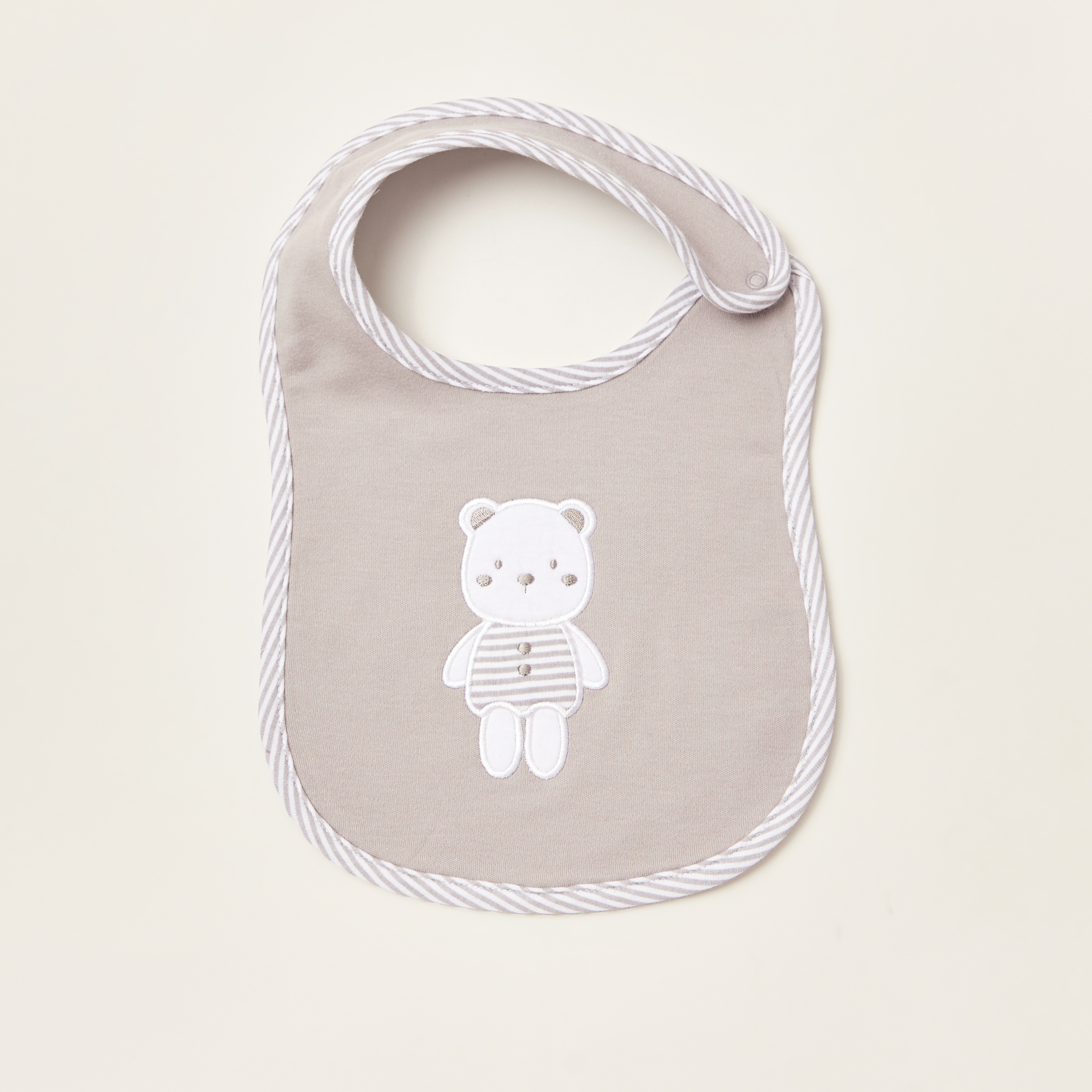 مريلة بزر إغلاق كبّاس وتطريز دب من جونيورز-baby-feeding-bibs-image-4