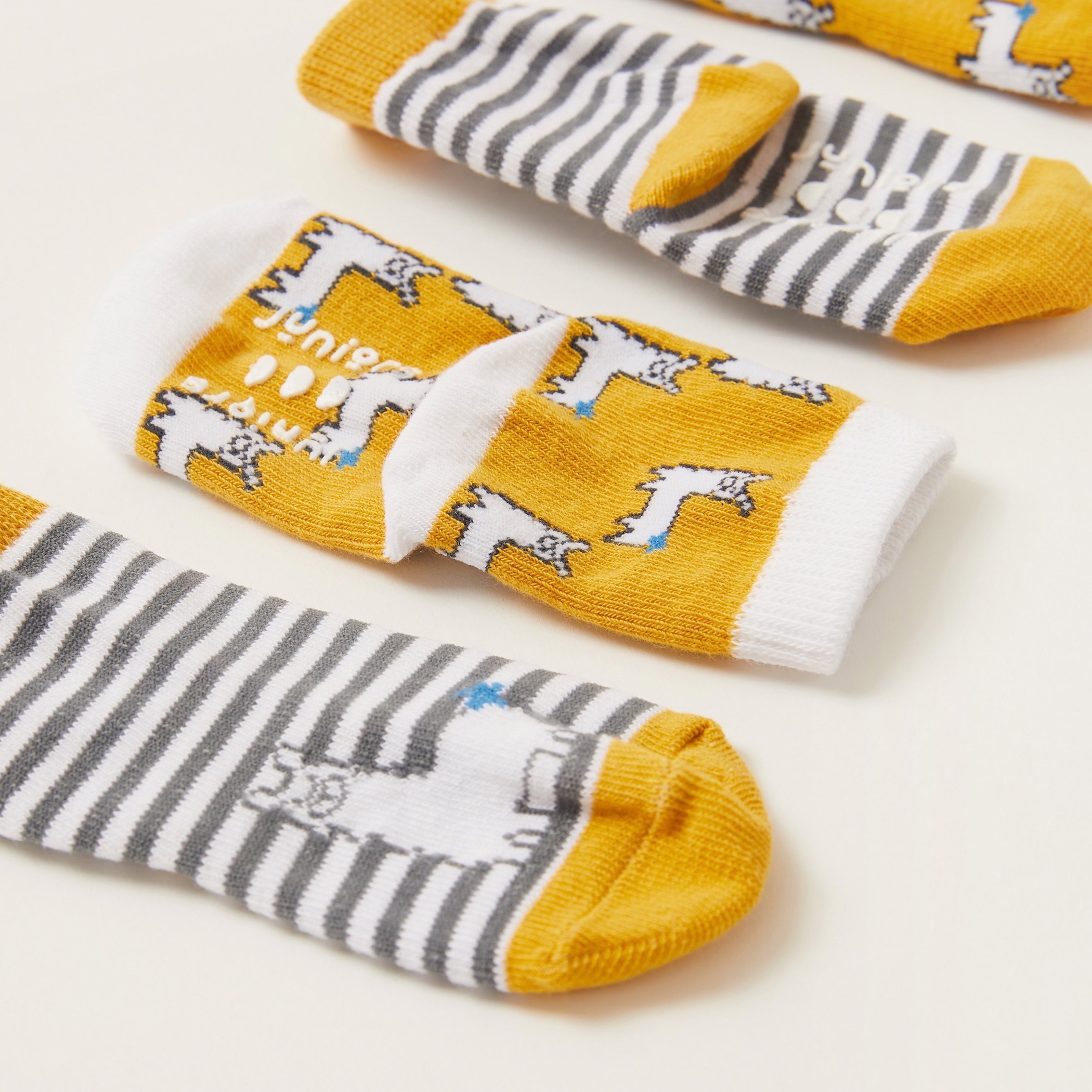 جوارب بحواف مطّاطية وطبعات من جونيورز- طقم من زوجين-baby-boys-clothing-multipacks-image-4