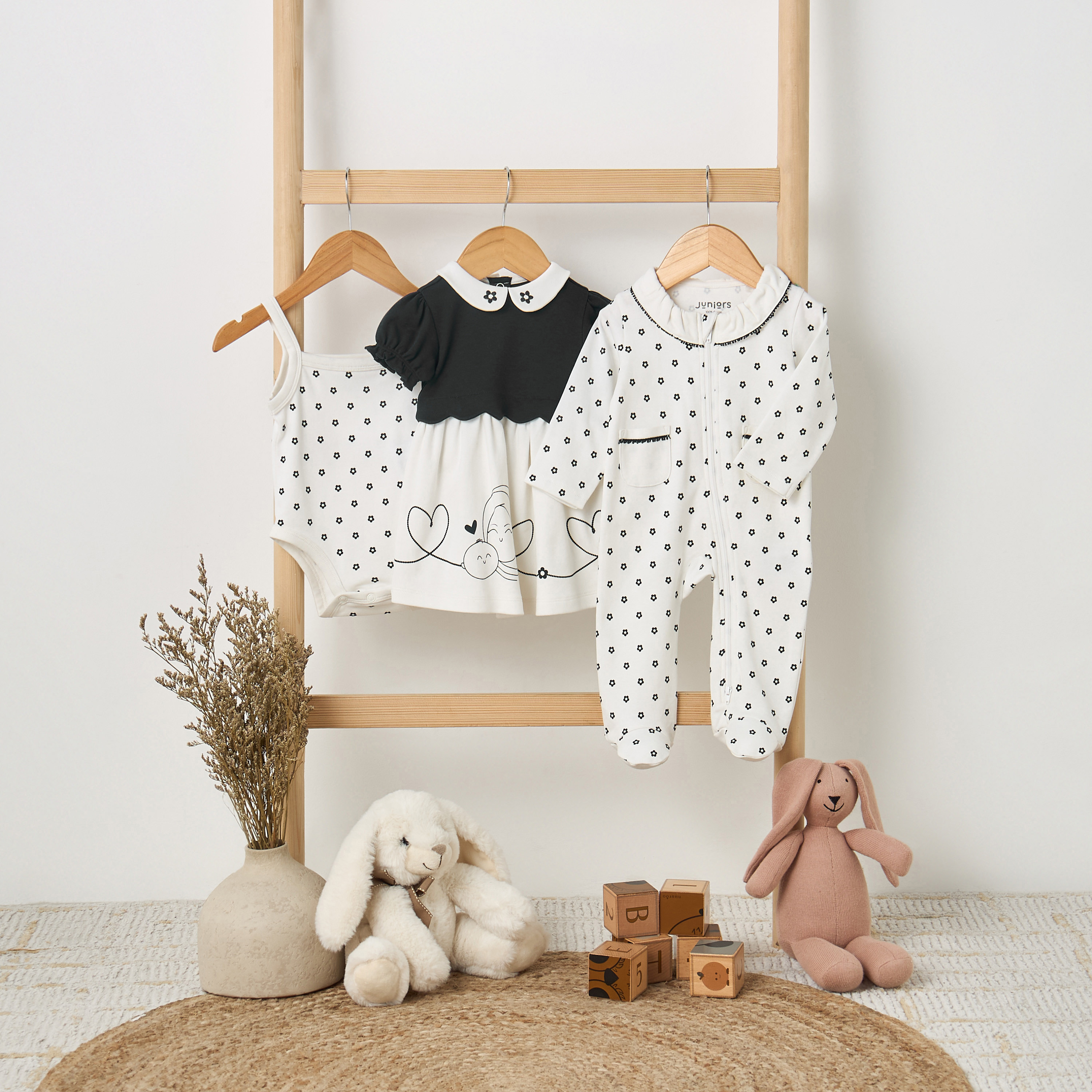 بدلة نوم قطن بياقة مستديرة وأكمام طويلة وطبعات زهرية من جونيورز-baby-girls-clothing-nightwear-sleepsuits-image-6