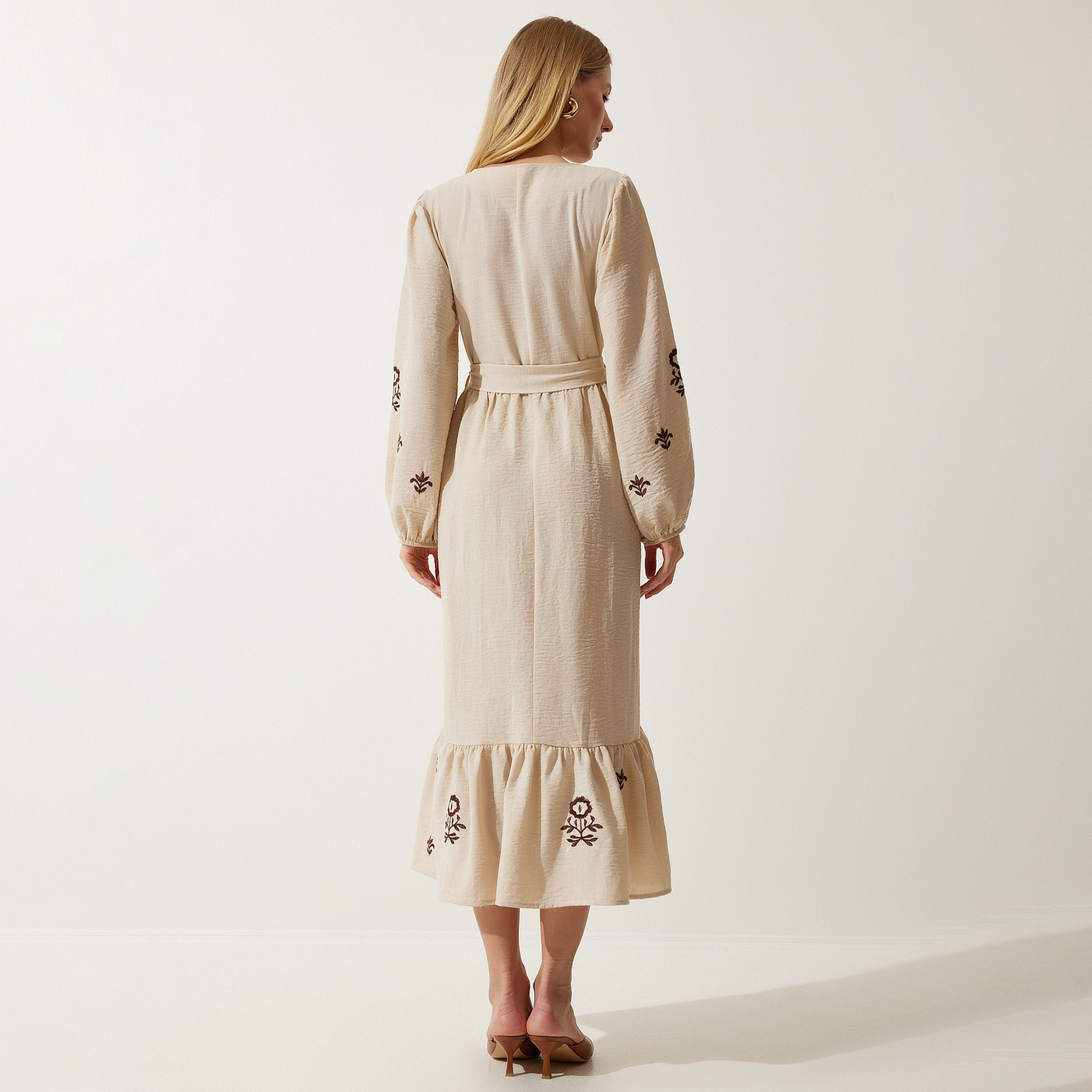فستان نسائي ميدي أبيض مطرز من سعادة إسطنبول بأكمام منتفخة مطرز-women-clothing-dresses-image-7