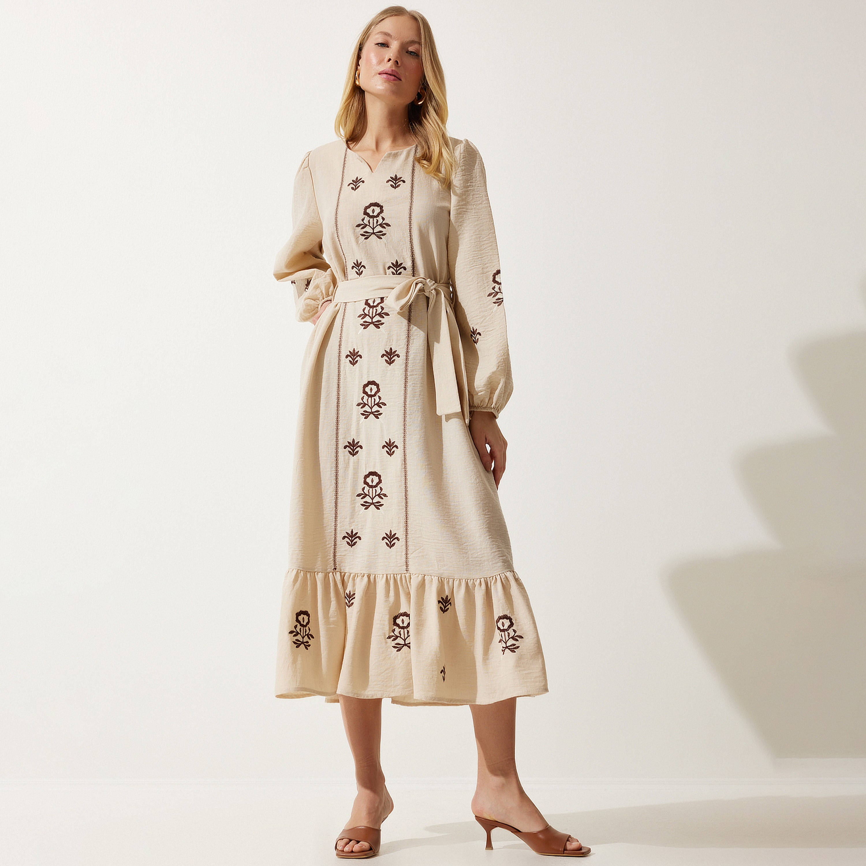 فستان نسائي ميدي أبيض مطرز من سعادة إسطنبول بأكمام منتفخة مطرز-women-clothing-dresses-image-10
