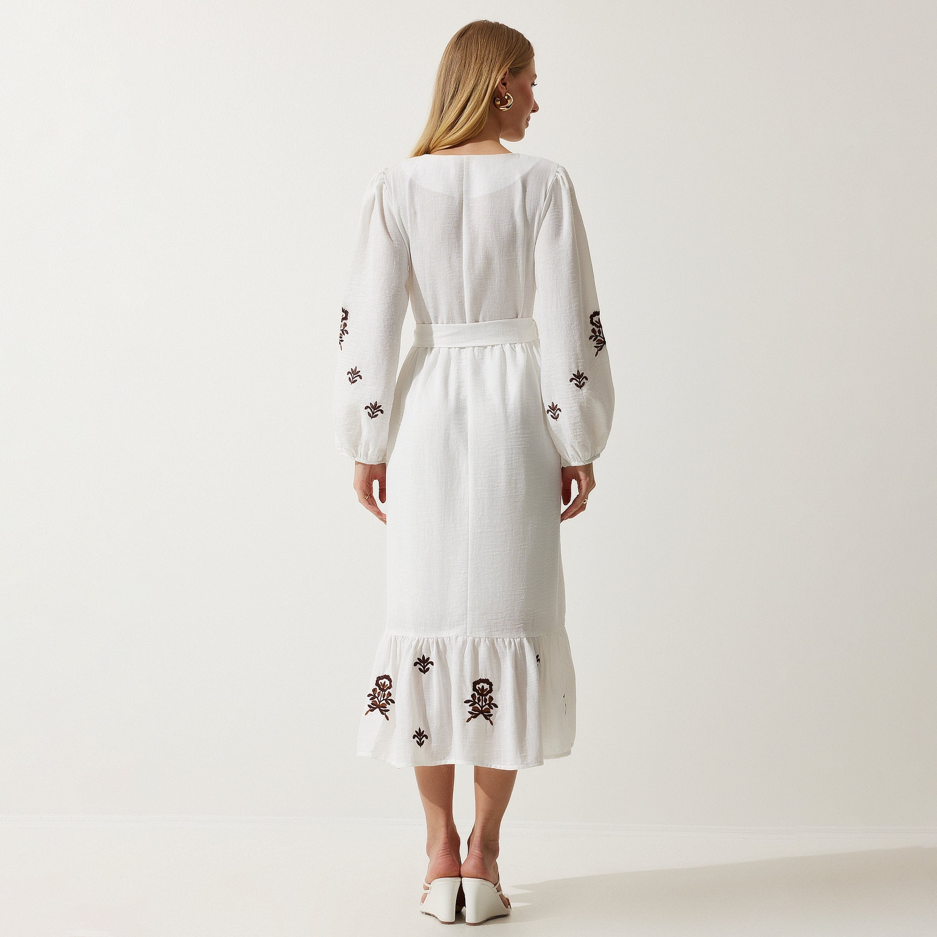فستان نسائي ميدي أبيض مطرز من سعادة إسطنبول بأكمام منتفخة مطرز-women-clothing-dresses-image-4