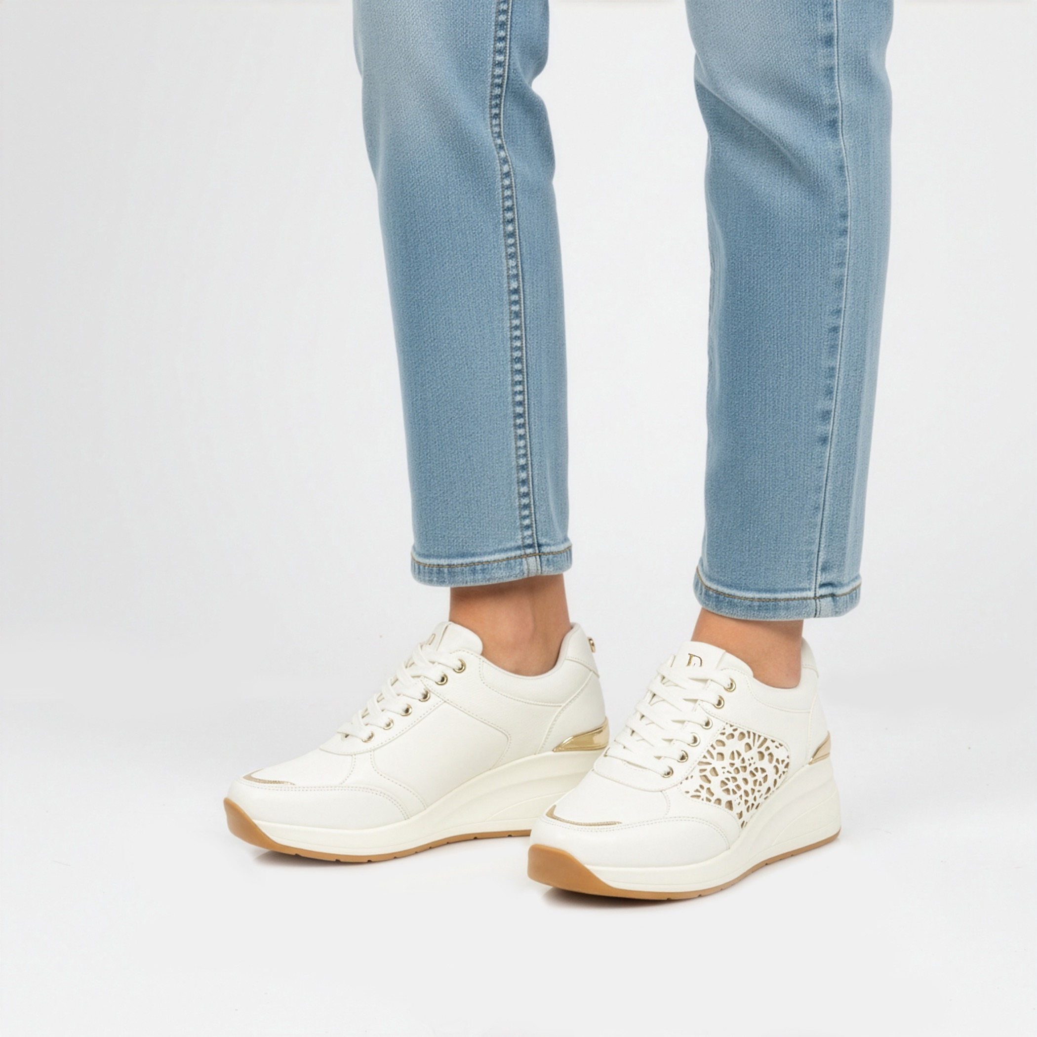 حذاء سنيكرز للنساء برباط إغلاق من فلورا بيلا-women-shoes-sneakers-image-2