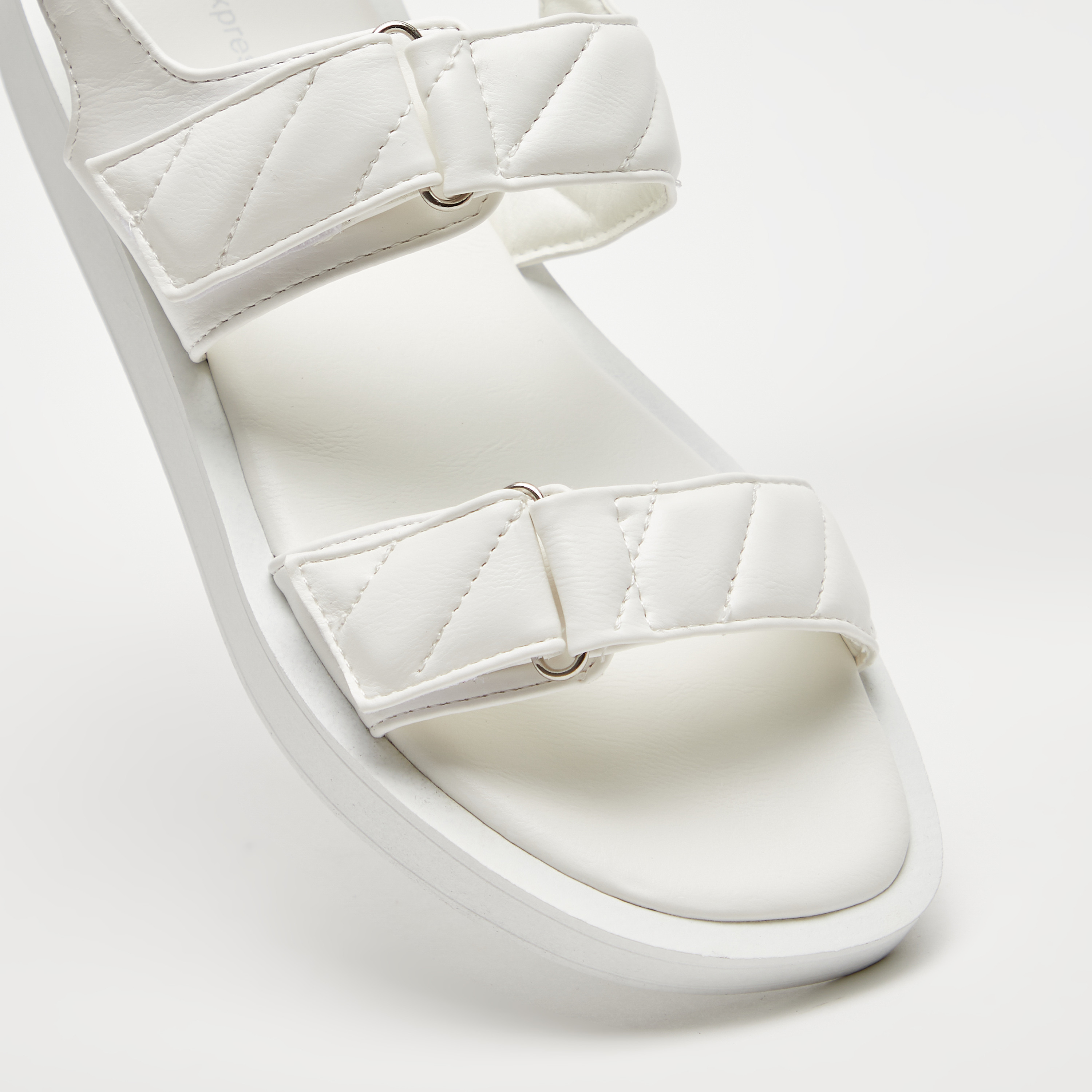 صندل بحزام مبطن وشريط إغلاق لاصق-women-shoes-flats-sandals-image-4