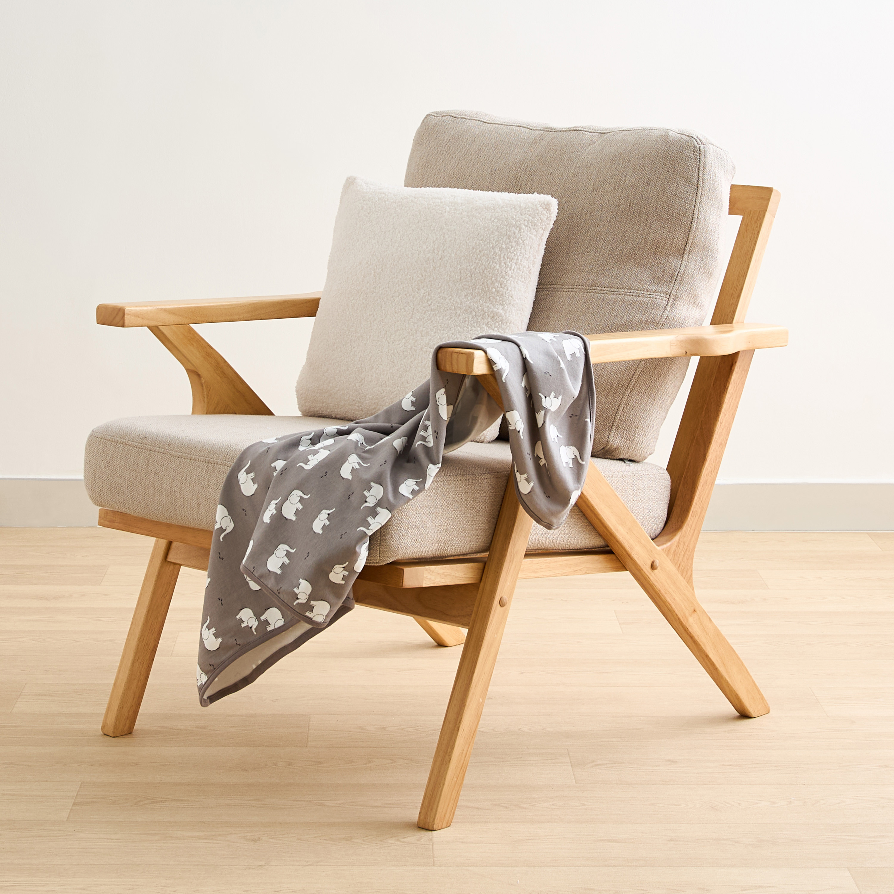 طقم بطانيات لحديثي ولادة بطبعات فيل قطعتين من جونيورز- 70x70 سم-baby-nursery-blanketsandswaddles-receivingblankets-image-2