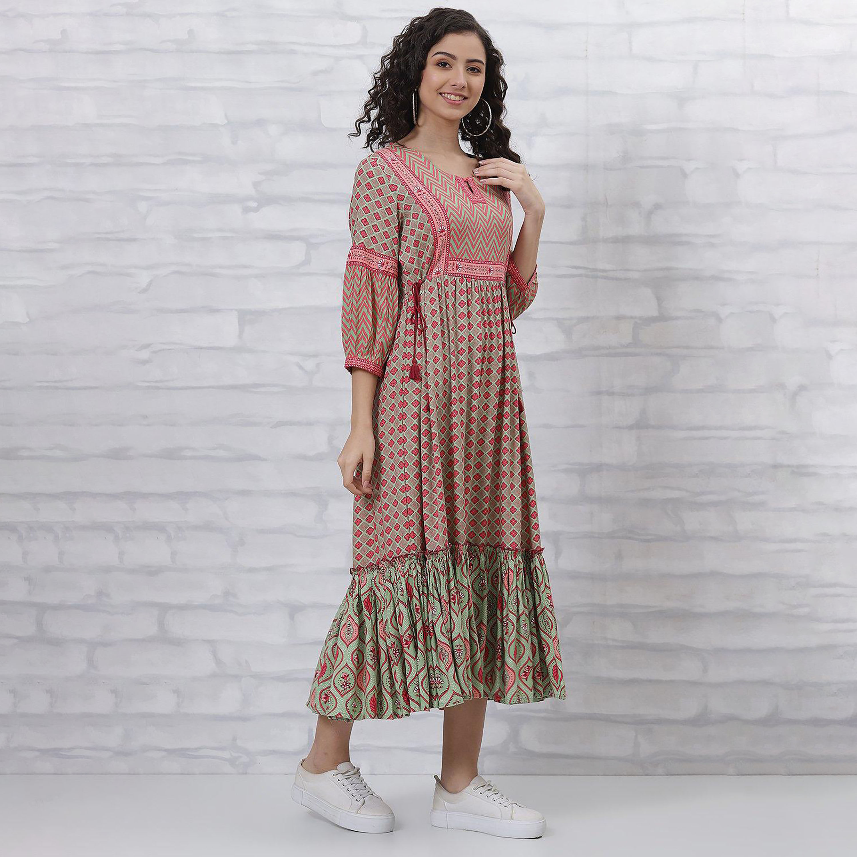 فستان ميدي بياقة بفتحة وطبعات من رانغريتي مع رباط جانبي-women-clothing-ethnicwear-dresses-image-2