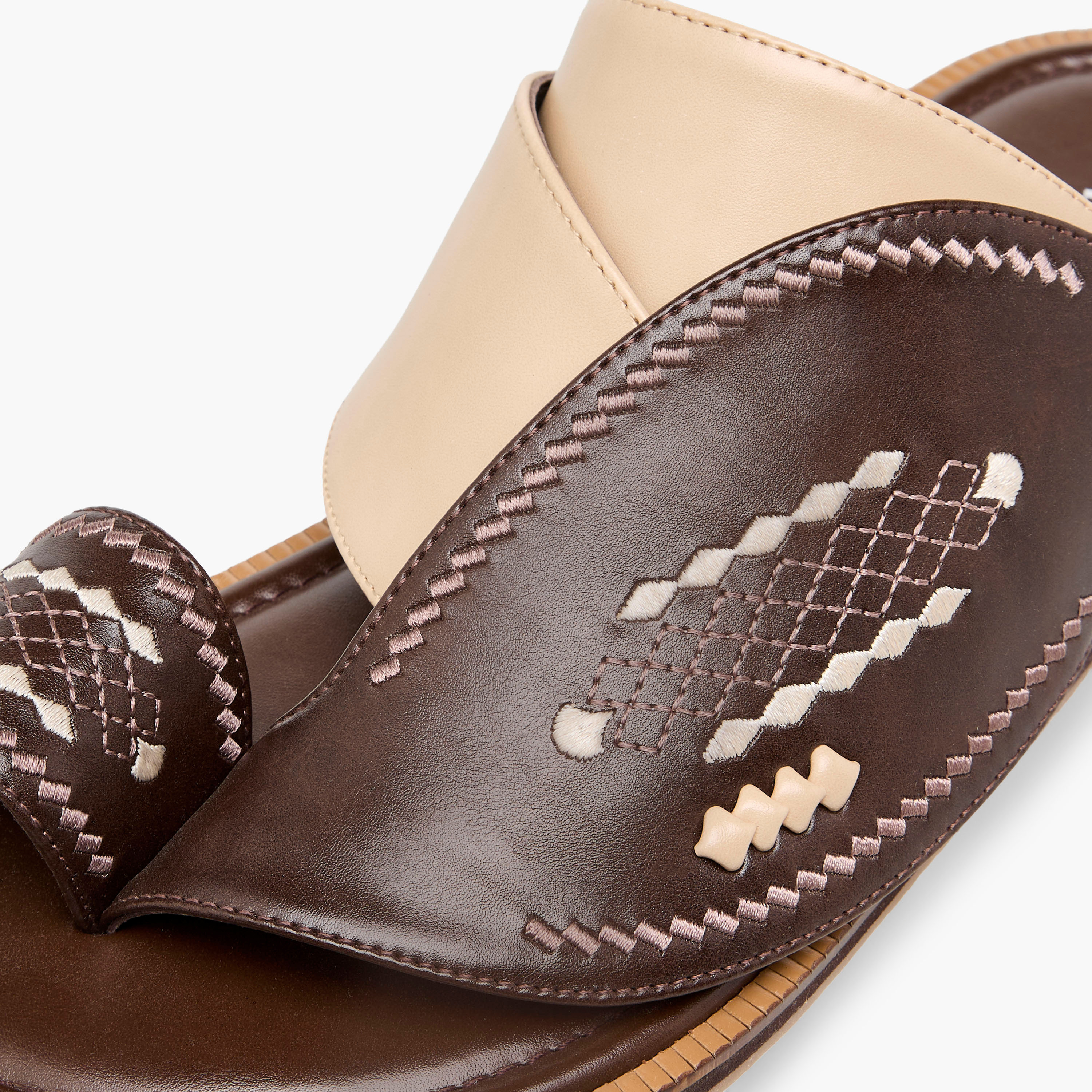 صندل عربي مطرز سهل الارتداء بحلقة إصبع من الواحة-men-shoes-sandals-image-4