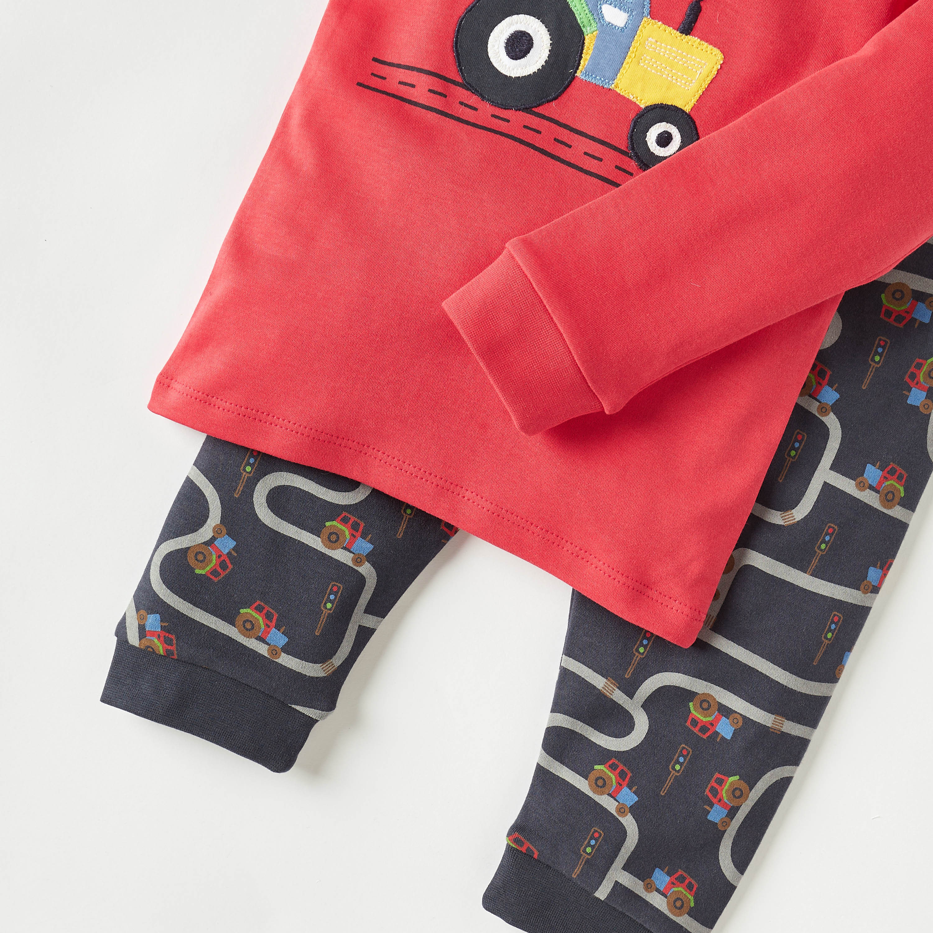طقم بنطلون بيجاما مطاطي وتيشيرت بأكمام طويلة وتزيينات سيارة من جونيورز-promo_babyshop_Buy3for99_UAE130126-image-5