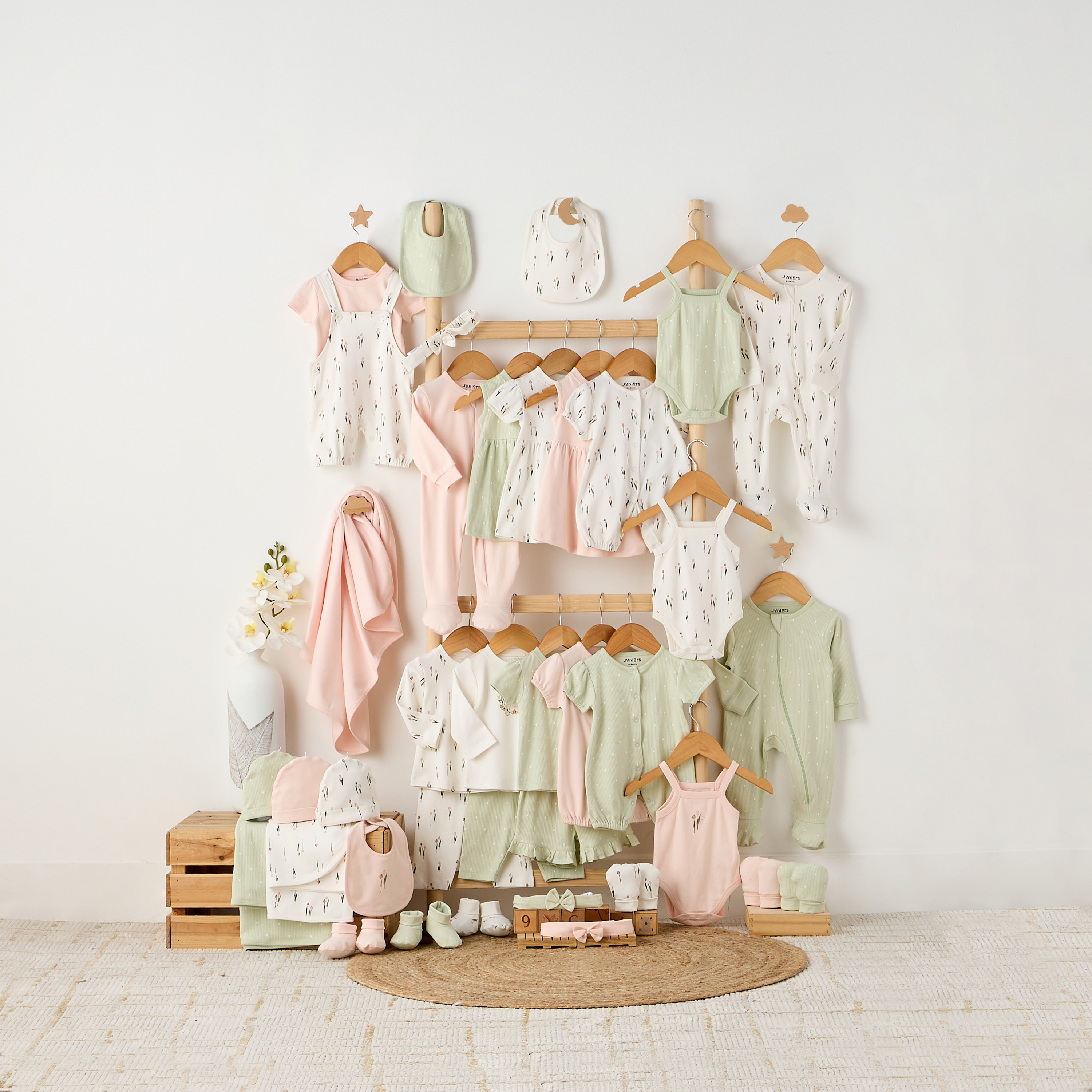 بودي سوت بحمالات وطبعات من جونيورز - طقم من 3-baby-girls-clothing-multipacks-image-1