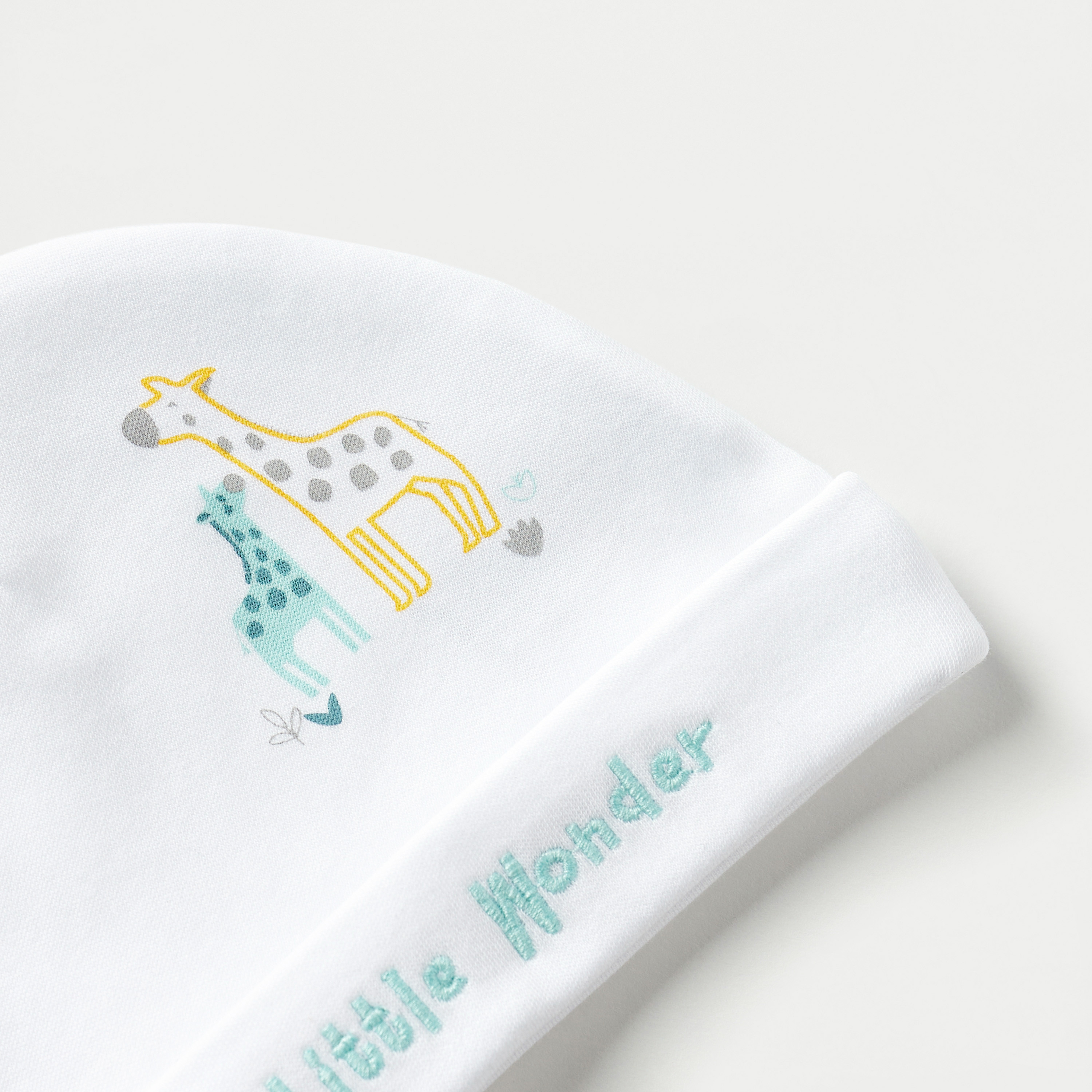 قبعة بيني بطبعات زرافة من جونيورز-baby-girls-accessories-caps-image-2