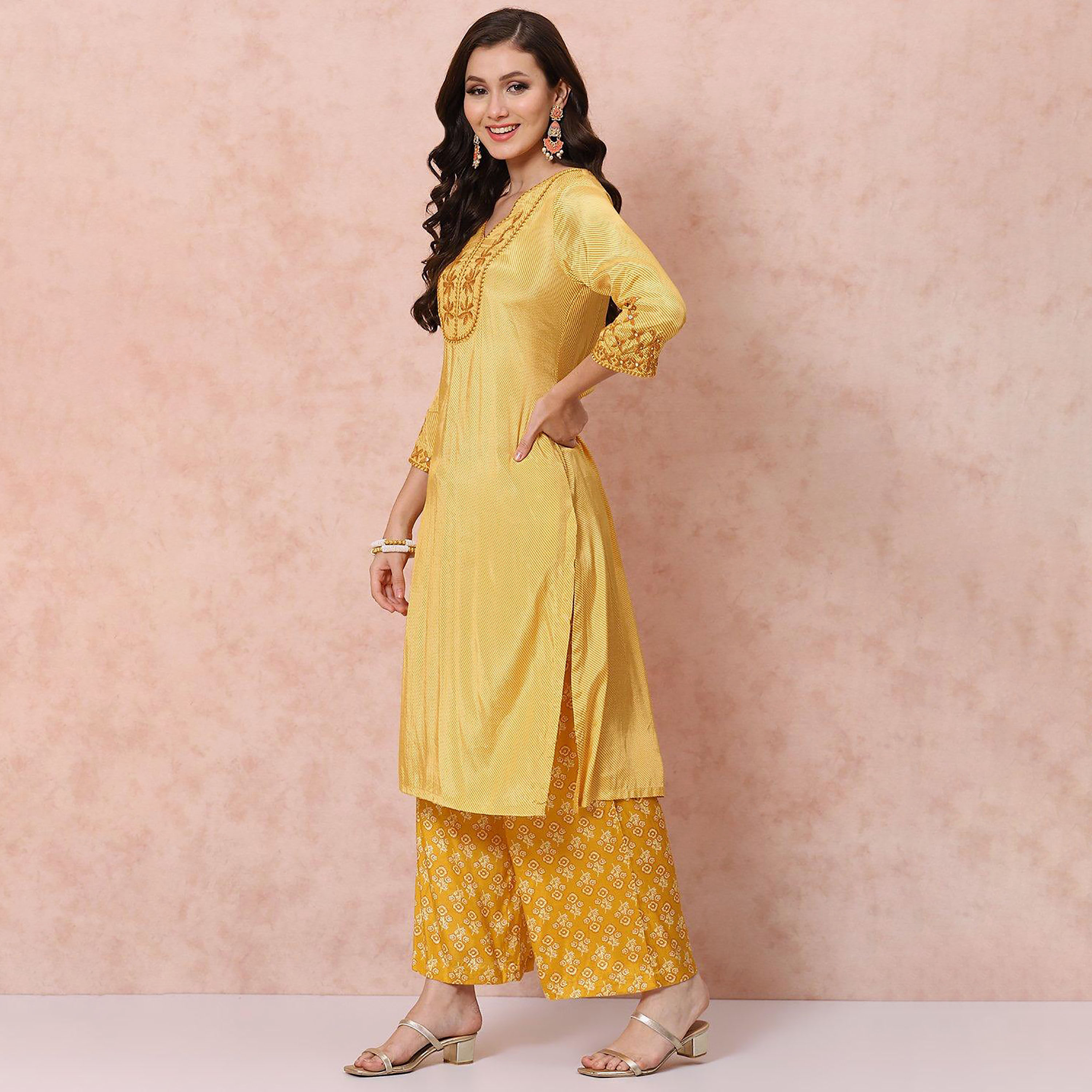 طقم قطعتين من كورتا مستقيمة مطرزة برقبة على شكل وى مع بالازو مطبوع من رانغريتي-women-clothing-ethnicwear-salwarsuits-image-1