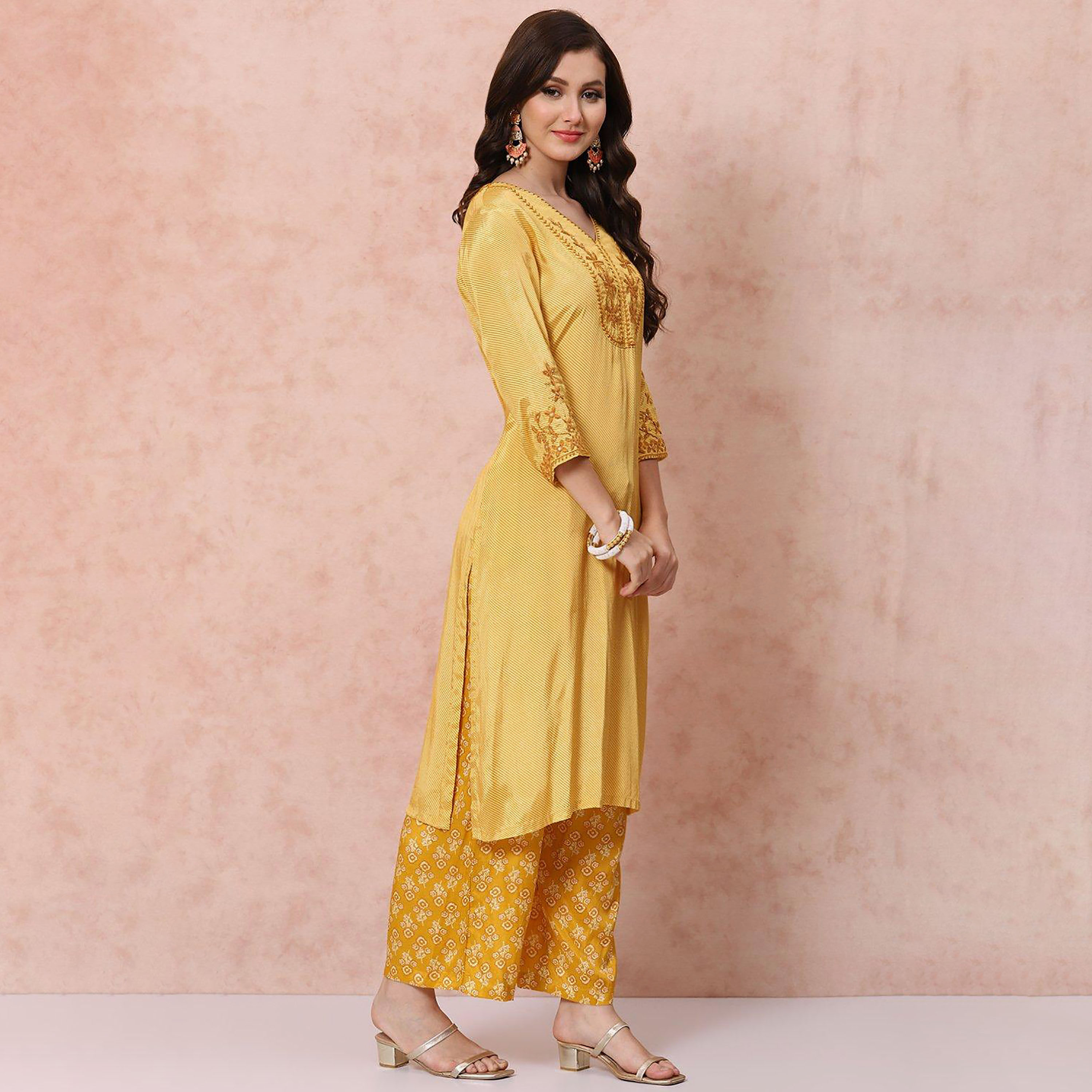 طقم قطعتين من كورتا مستقيمة مطرزة برقبة على شكل وى مع بالازو مطبوع من رانغريتي-women-clothing-ethnicwear-salwarsuits-image-2