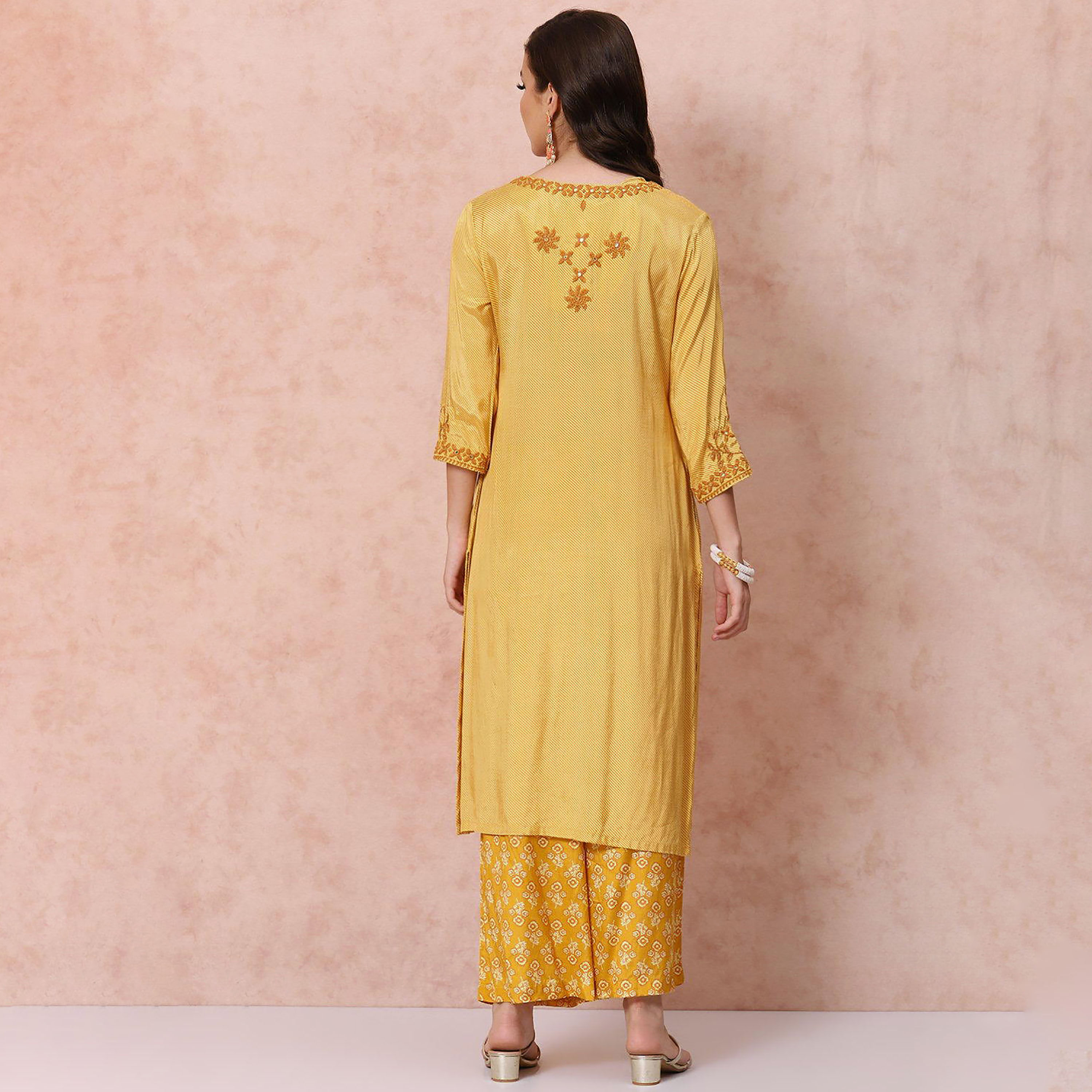 طقم قطعتين من كورتا مستقيمة مطرزة برقبة على شكل وى مع بالازو مطبوع من رانغريتي-women-clothing-ethnicwear-salwarsuits-image-4
