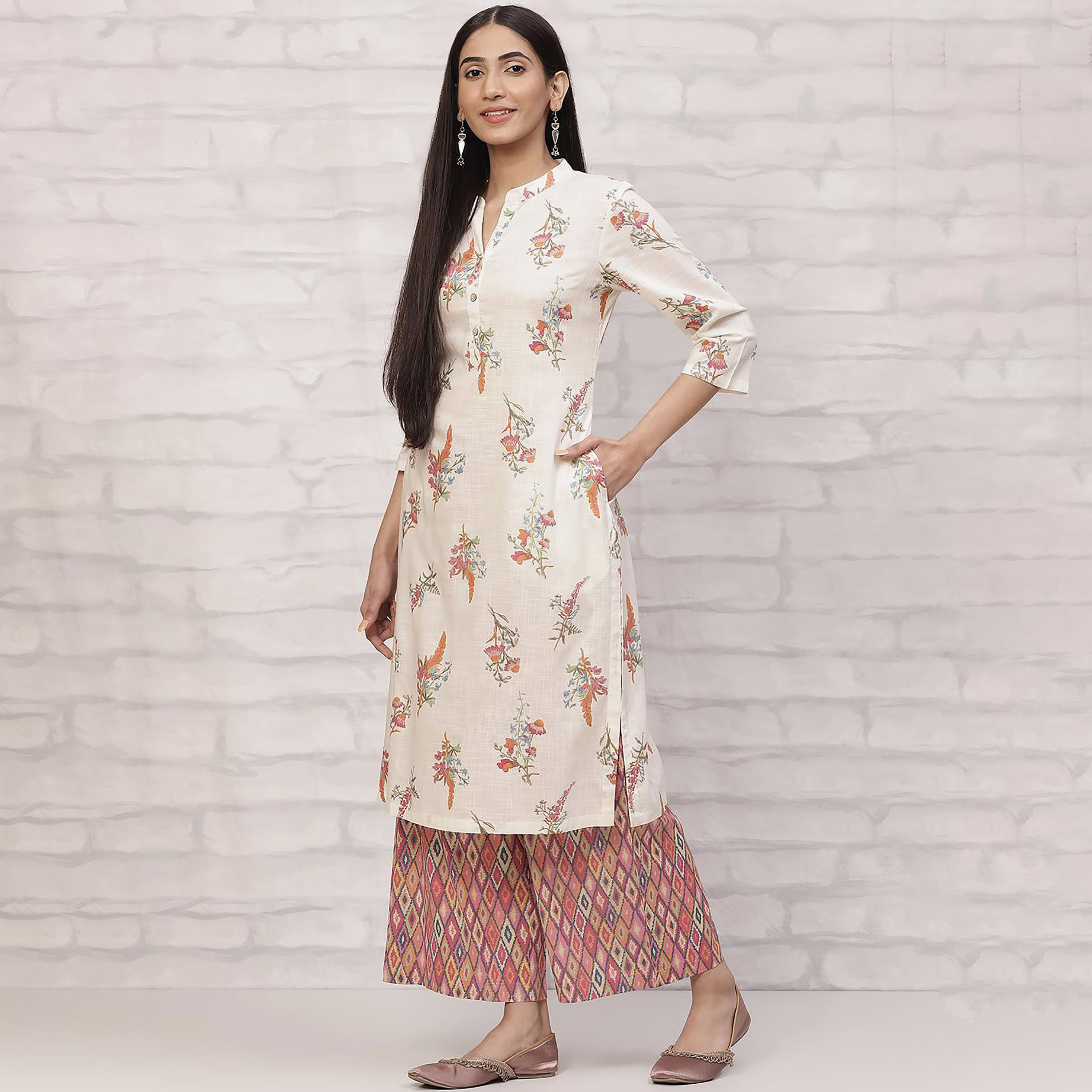 طقم قطعتين من كورتا مع بالازو ذو مطبوع من رانغريتي مع زھور مستقيم بياقة ماندرين-women-clothing-ethnicwear-salwarsuits-image-1